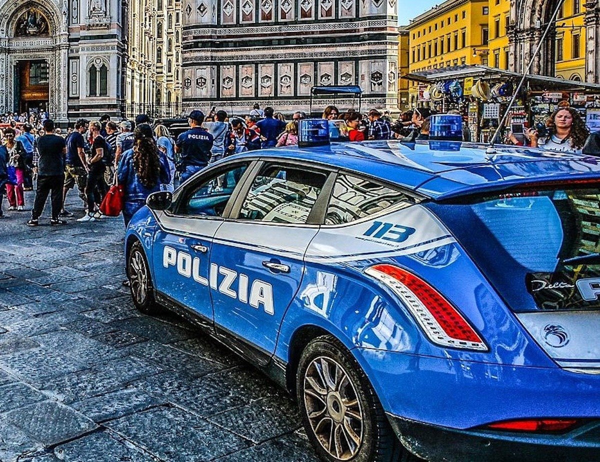 Doi români, de 23 și 32 de ani, au fost arestați în centrul Milano, după ce au comis un jaf armat și au încercat să fuga de autorități în mod din ce în ce mai riscant, într-un incident care a ținut capul de afiș al presei locale în ultimele zile