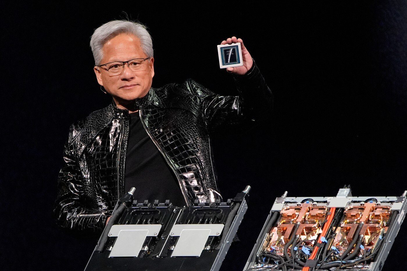 Nvidia devine cea mai valoroasă companie din lume, iar salariile angajaților săi dezvăluie o realitate spectaculoasă în domeniul tehnologiei Executivii Nvidia se pot lăuda acum cu titlul de cei mai bogați din industria tech, după ce acțiunile companiei au crescut exponențial, propulsând-o în poziția de lider mondial în valoare de piață