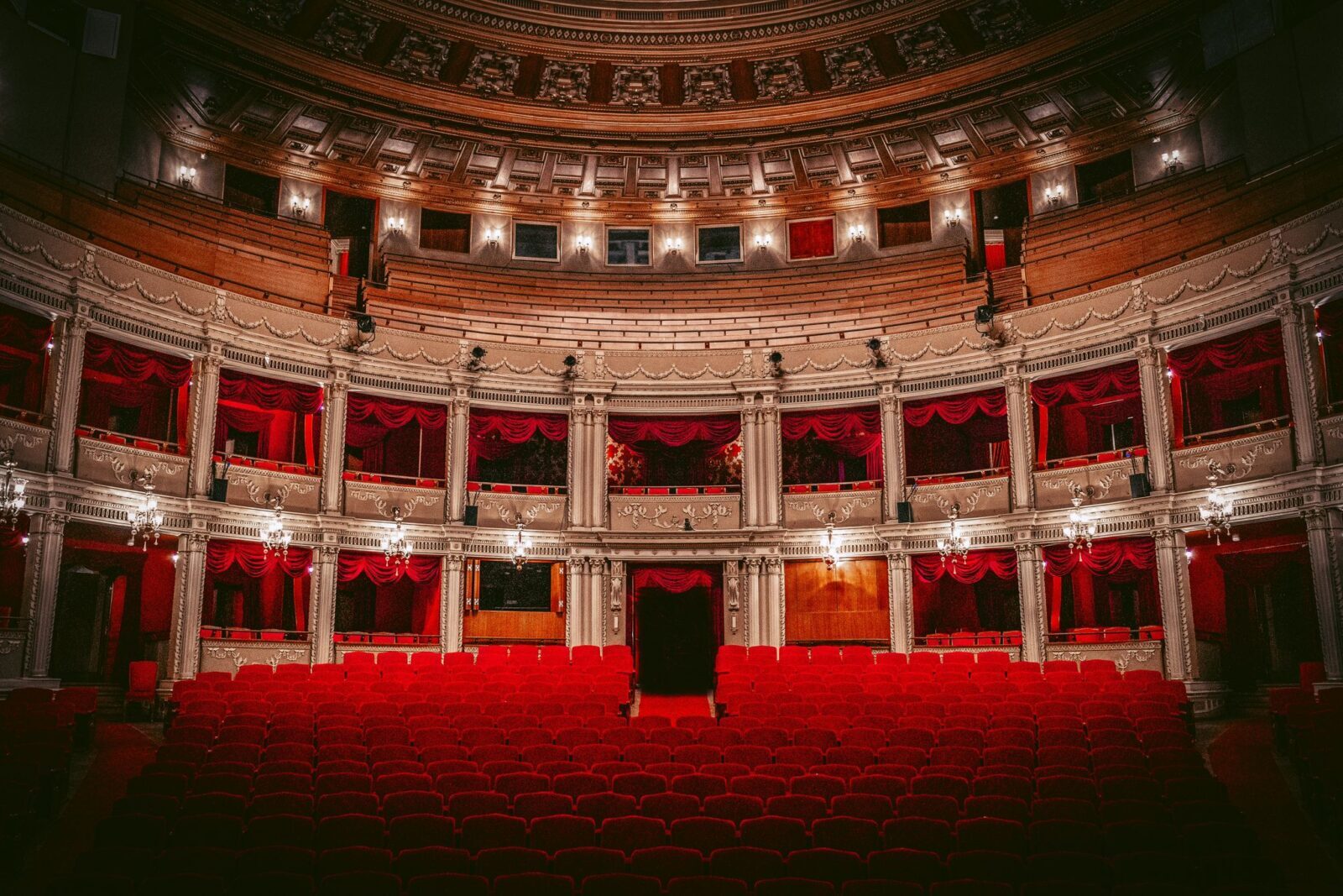 Ziua Culturii Naționale, sărbătorită cu fast la București și Madrid Pe 15 ianuarie, România marchează Ziua Culturii Naționale, un eveniment care celebrează moștenirea și vitalitatea valorilor culturale ale națiunii