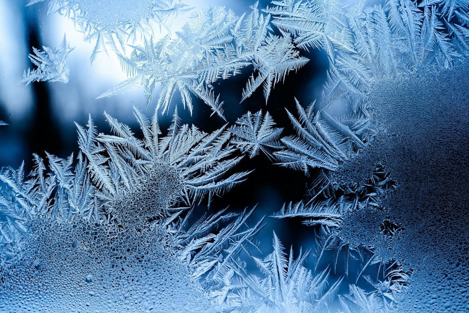 Meteorologii au emis atenționări nowcasting de Cod galben pentru mai multe regiuni din România, avertizând asupra unor fenomene meteo care pot complica traficul și activitatea zilnică