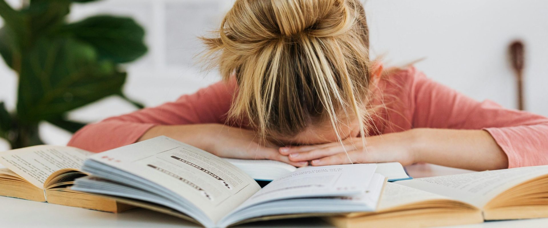 Procrastinarea: un obstacol invizibil care ne poate deteriora productivitatea Fie că este vorba despre un proiect de muncă, o lucrare academică sau o obligație personală, foarte mulți dintre noi am experimentat acel moment de tăcere insistente: un termen-limită se apropie, sarcina pare realizabilă, însă totuși, tot ce ne vine în minte, în loc să fie săpălatul în adâncuri pentru a termina treaba, este să reorganizăm aplicațiile de pe telefon sau să făcem ordine într-un sertar