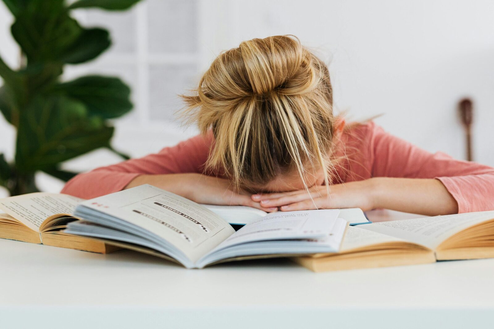 Procrastinarea: un obstacol invizibil care ne poate deteriora productivitatea Fie că este vorba despre un proiect de muncă, o lucrare academică sau o obligație personală, foarte mulți dintre noi am experimentat acel moment de tăcere insistente: un termen-limită se apropie, sarcina pare realizabilă, însă totuși, tot ce ne vine în minte, în loc să fie săpălatul în adâncuri pentru a termina treaba, este să reorganizăm aplicațiile de pe telefon sau să făcem ordine într-un sertar