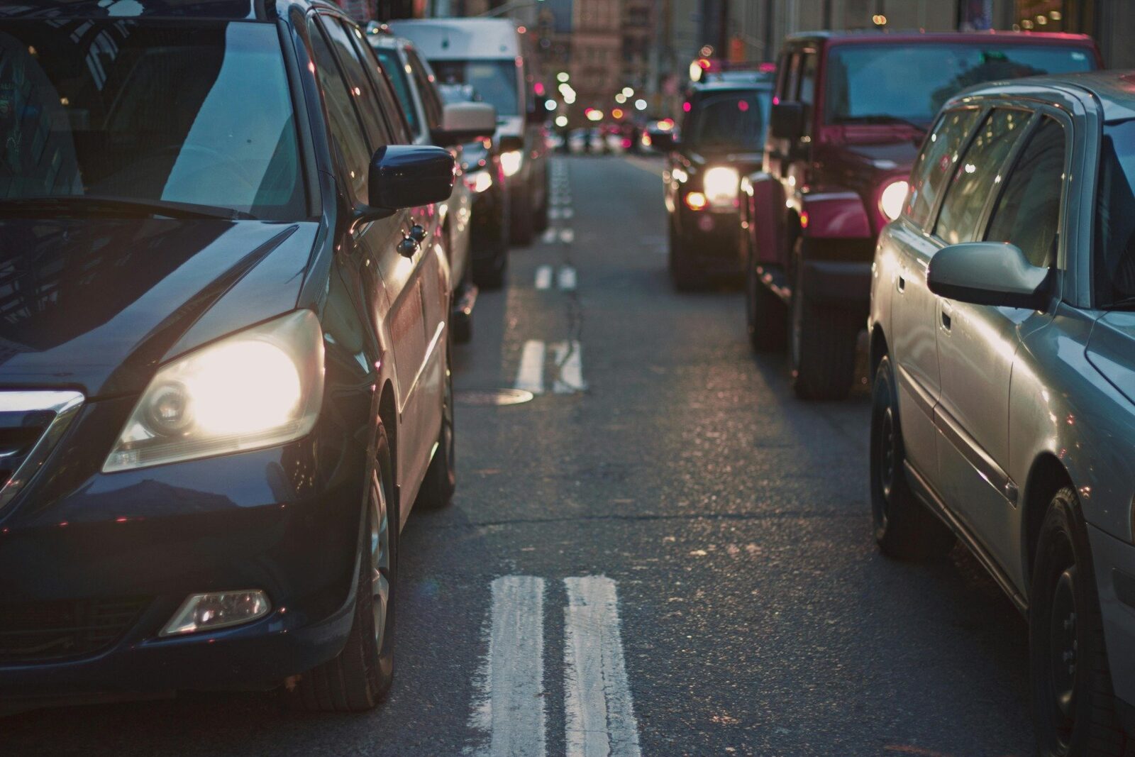 România a înregistrat în 2025 o creștere semnificativă a înmatriculărilor de autoturisme noi, continuând tendința de revenire după doi ani de scăderi cauzate de criza pandemică și de inflația galopantă, care au afectat semnificativ piața auto