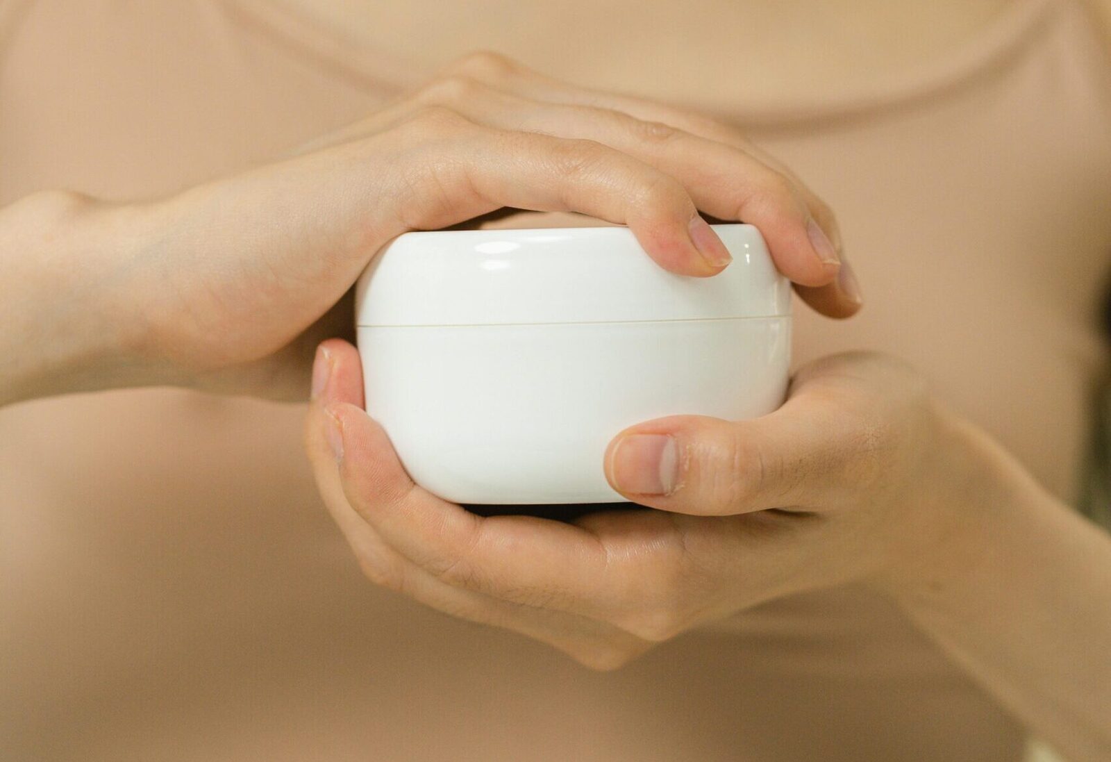 Menopauza și impactul subtil asupra pielii: simptome mai puțin discutate în lumina noilor cercetări Menopauza, etapă inevitabilă în viața oricărei femei, este frecvent asociată cu bufeuri, transpirații nocturne și schimbări de dispoziție
