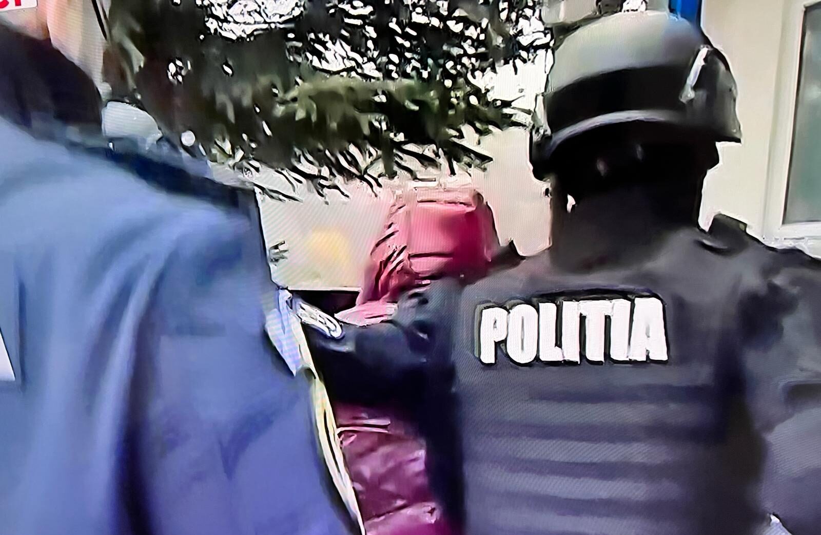 Tânăr reținut după furtul telefonului destinat monitorizării electronice a unui agresor, în centrul Hunedoarei Un incident ieșit din comun petrecut în centrul orașului Hunedoara a adus în centrul atenției controversele legate de măsurile de siguranță și control ale autorităților