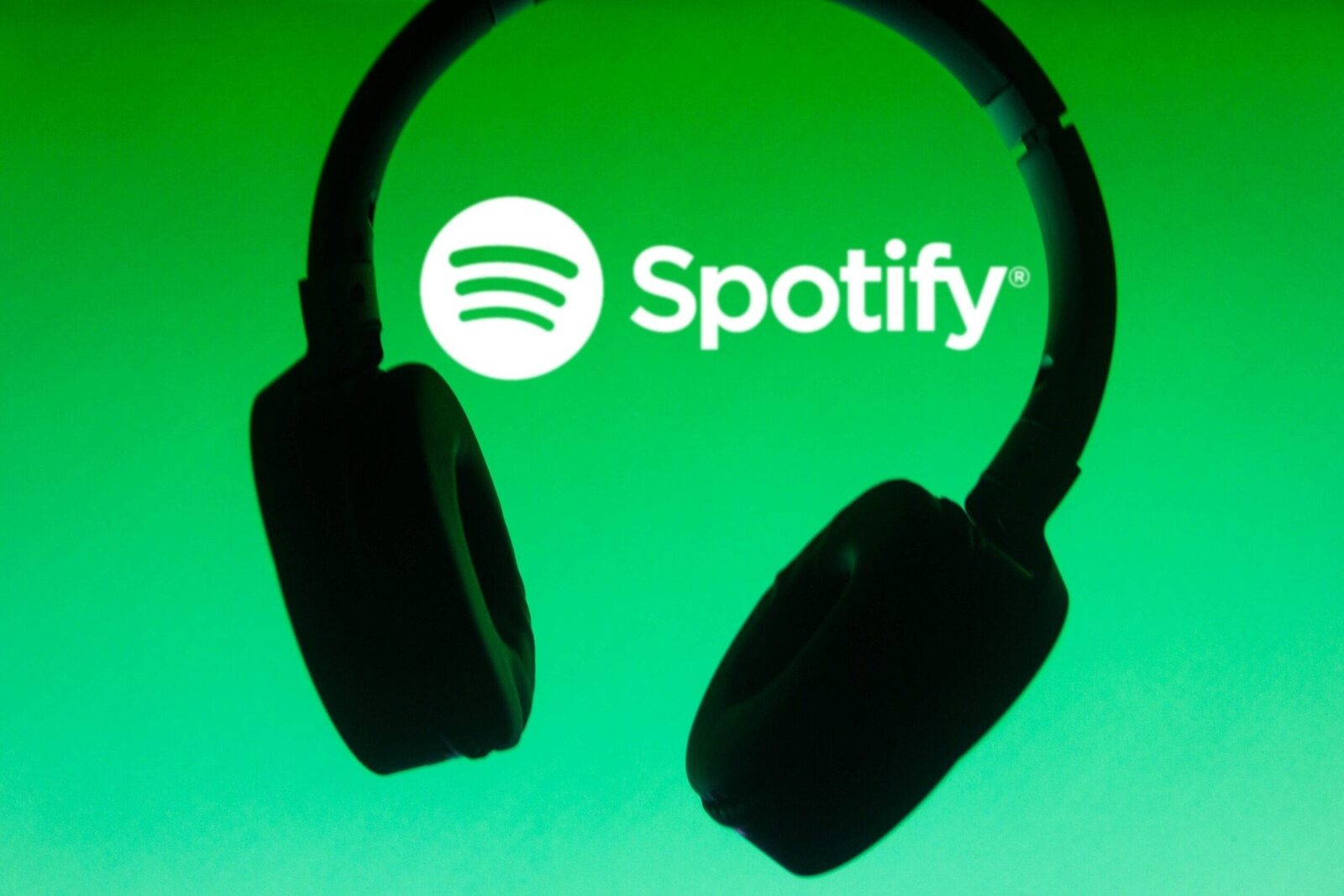 Spotify scade pragul de monetizare pentru podcasteri, trebuie majorat cel pentru artiști?