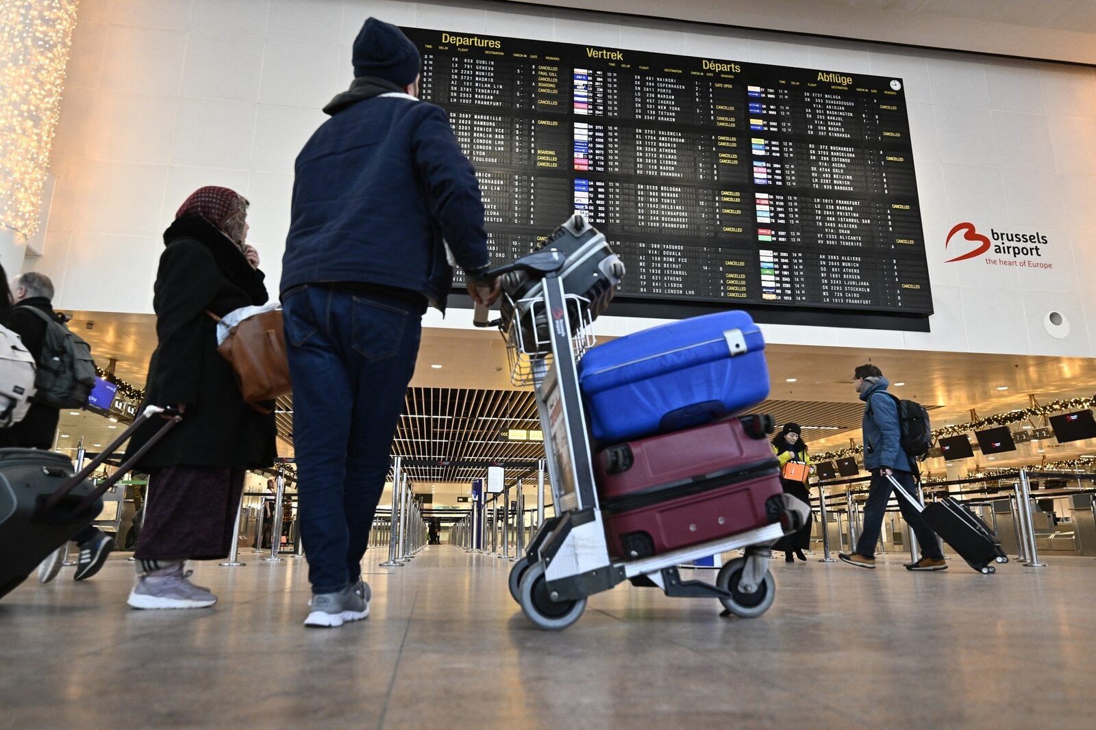 Greva generală în Belgia: Zboruri anulate și haos în transporturi Ministerul Afacerilor Externe (MAE) atrage atenția cetățenilor români cu privire la o grevă generală programată joi în Belgia, avertizând asupra unor perturbări majore în transportul aerian, feroviar și rutier