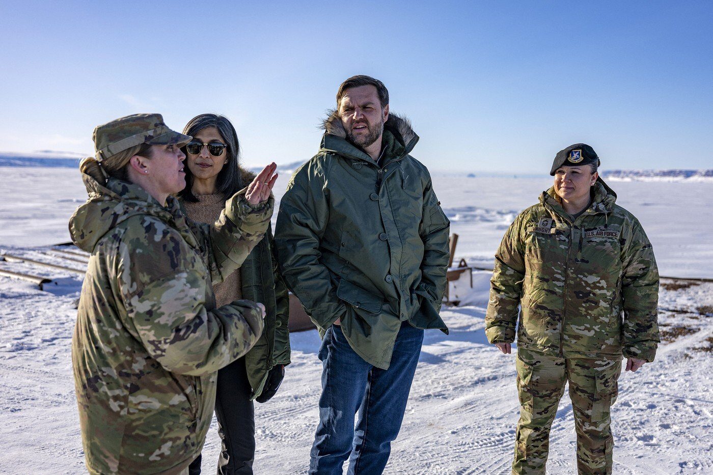 Președintele Statelor Unite, Donald Trump, a făcut recent afirmații șocante în legătură cu intenția de a prelua controlul asupra Groenlandei, insula daneză din Atlanticul de Nord, pentru a preveni expansiunea Rusiei și Chinei în regiunea arctică