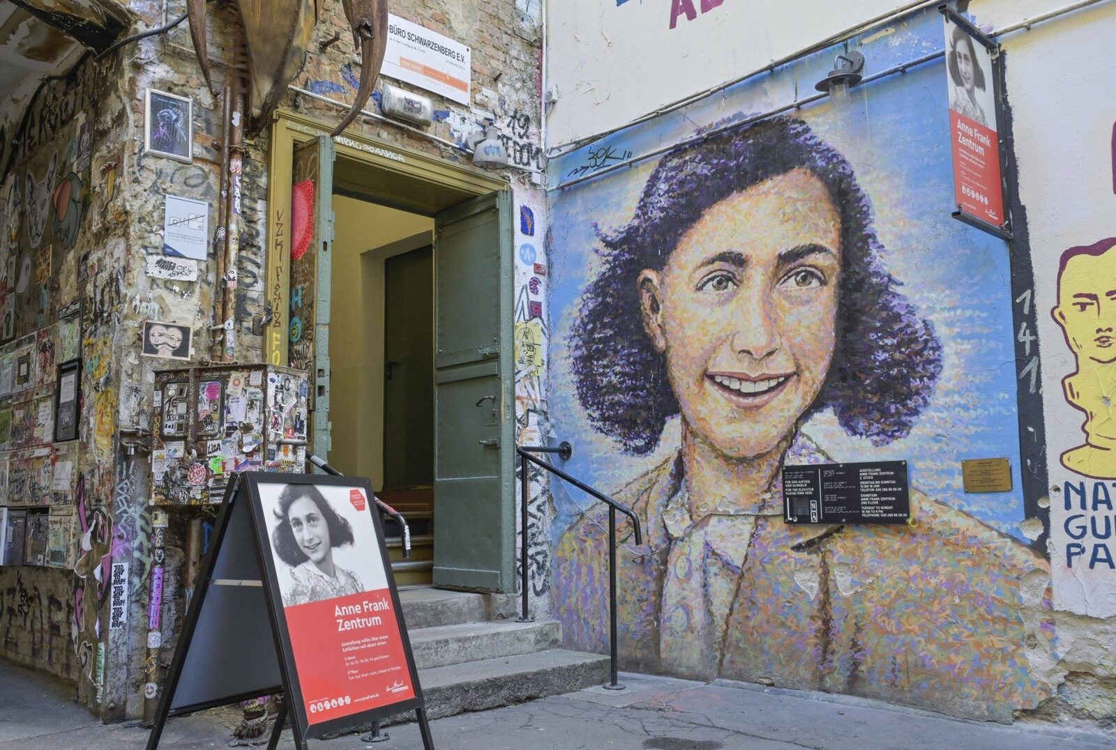 Eva Schloss, supraviețuitoare a Holocaustului și sora vitregă a celebrei Anne Frank, a încetat din viață la vârsta de 96 de ani în Londra, lăsând în urmă o moștenire de curaj și speranță în fața celei mai întunecate perioade a istoriei secolului XX