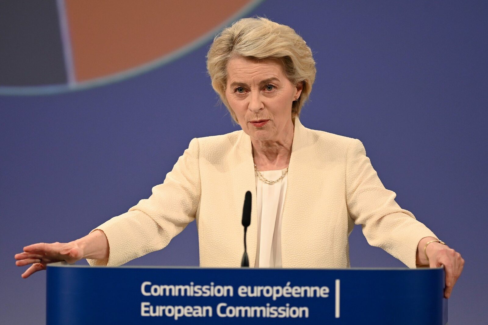 Uniunea Europeană răspunde ferm la pericolul unor tarife suplimentare din partea Statelor Unite, după ce președintele Donald Trump și-a exprimat intenția de a achiziționa Groenlanda, o insulă strategică și bogată în resurse naturale, situată în largul coastelor Daneziei