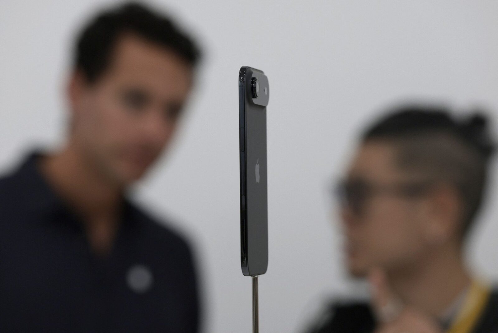 Apple colaborează cu Google pentru a ridica ștacheta asistentului virtual Siri, într-un efort major de a recâștiga teren în domeniul tehnologiei de inteligență artificială