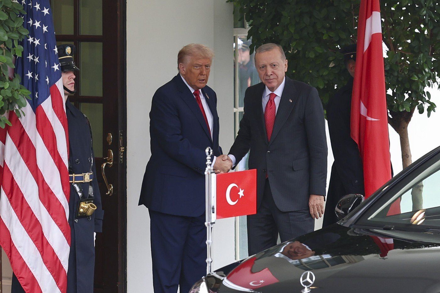 Tensiuni în creștere în Orientul Mijlociu: Erdogan și Trump discută despre evoluțiile din Siria și Gaza Președintele Turciei, Tayyip Erdogan, și omologul său american, Donald Trump, au purtat marți o discuție telefonică marcată de importanță strategică pentru regiunea Orientului Mijlociu