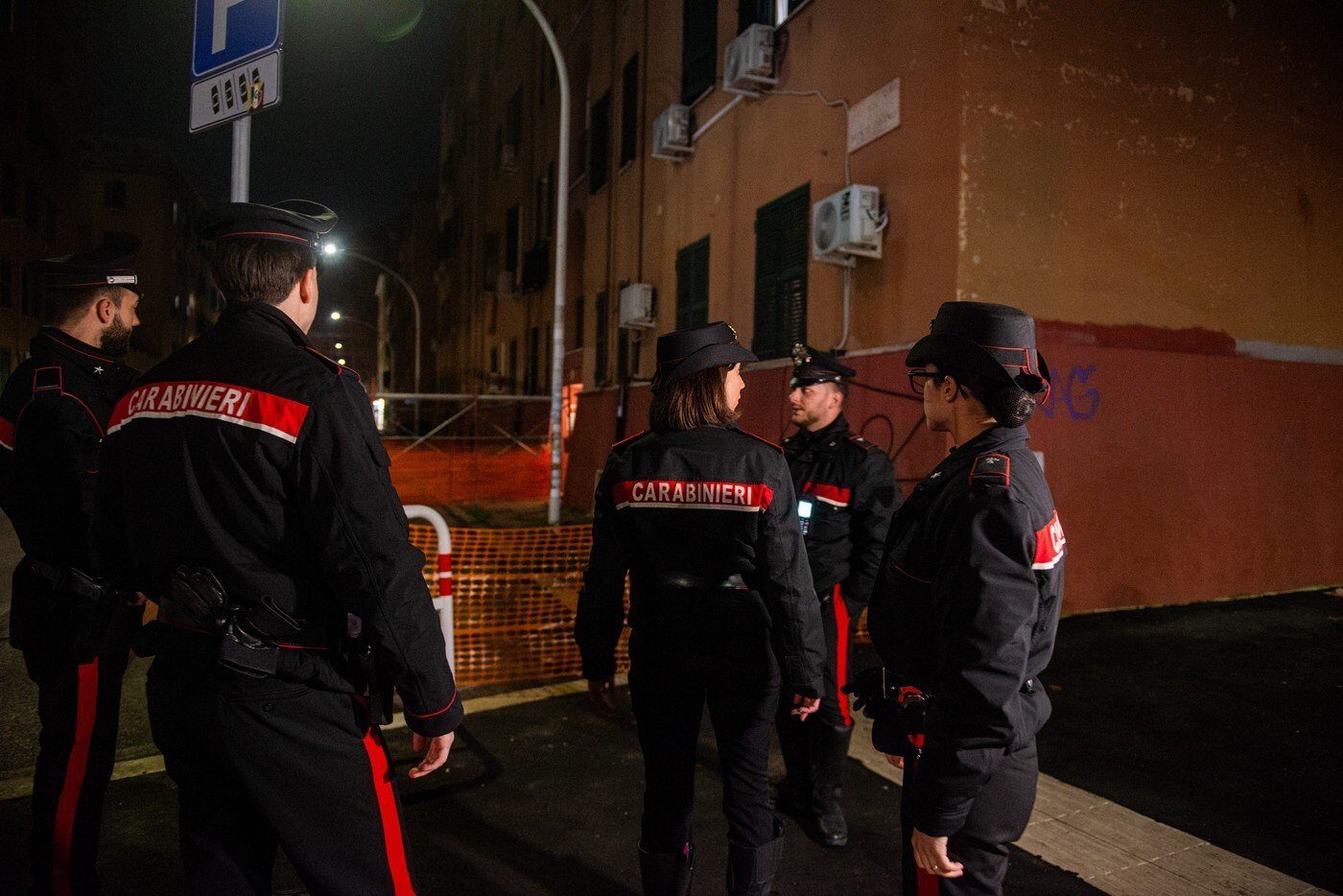 România, asupra unor afaceri care sfidează legea: descoperirea unei fabrici clandestine cu muncitori minori și condiții inumane O situație șocantă a fost dezvăluită recent în Italia, într-un oraș din nordul ținutului Lombardia