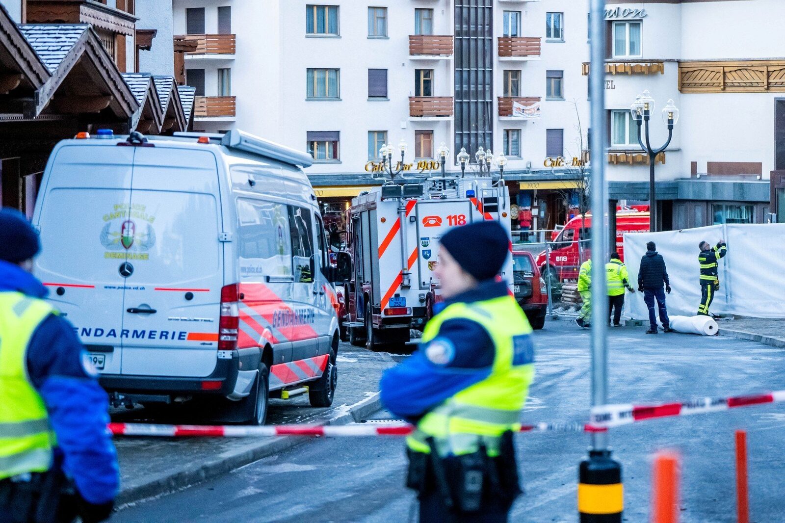 Trei tinere franceze au fost printre puținii care au reușit să iasă teafar din infernul de la Crans-Montana, unde, în noaptea de Revelion, un incendiu devastator a luat vieți și a zguduit comunitatea locală și însoțită de spaima națională și internațională