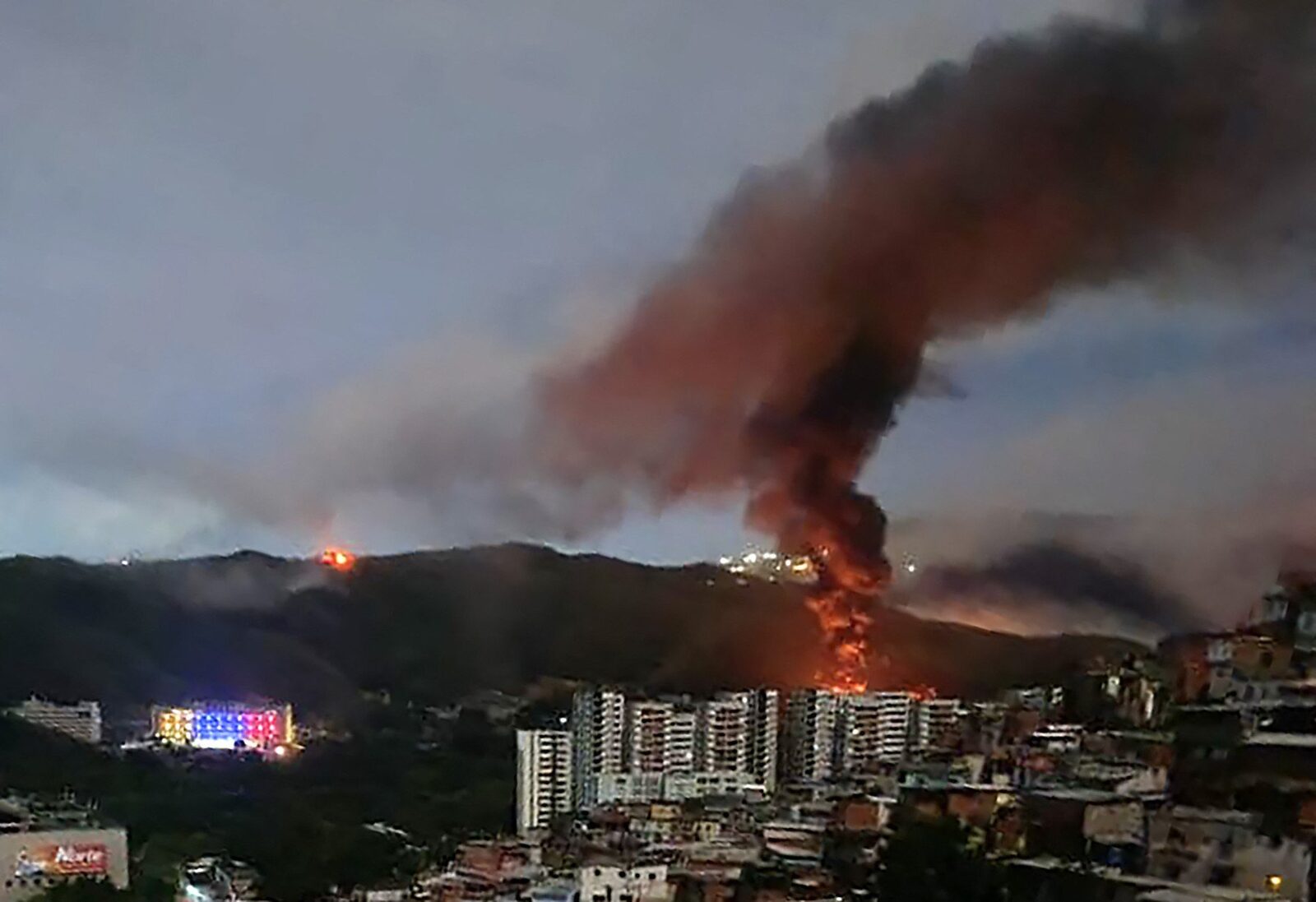 Imagini cu focuri de armă intense în apropierea palatului prezidențial din Caracas au fost filmate și distribuite pe rețelele sociale, situație ce indică o escaladare a tensiunilor în capitala Venezuelei