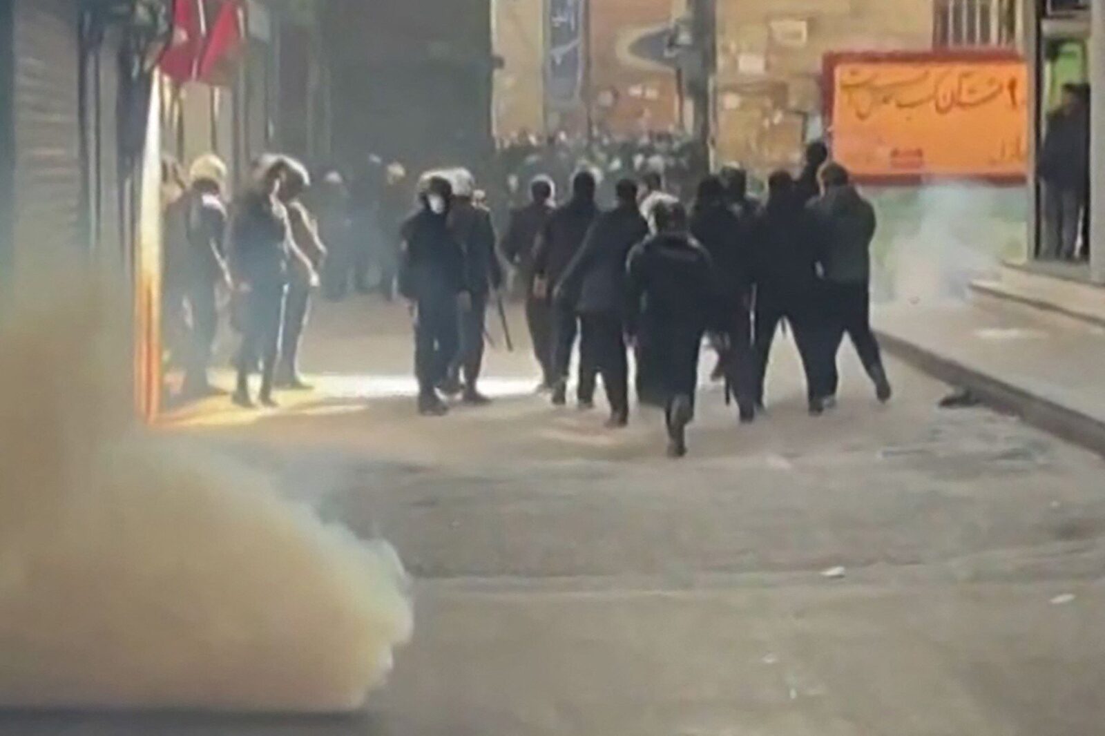 Numeroase victime în represiunea din Iran: cel puțin 192 de protestatari uciși în ultimele două săptămâni Tensiunile din Iran atinge cote alarmante, pe măsură ce bilanțul victimelor în rândul protestatarilor continuă să crească într-un ritm îngrijorător