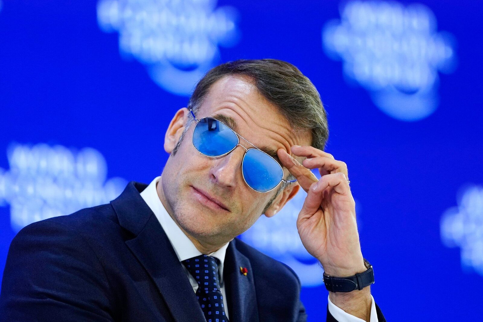 Emmanuel Macron, președintele Franței, a surprins din nou apariția sa la Forumul Economic Mondial de la Davos, purtând o pereche de ochelari de soare, o alegere vestimentară pe care a utilizat-o și în săptămânile precedente