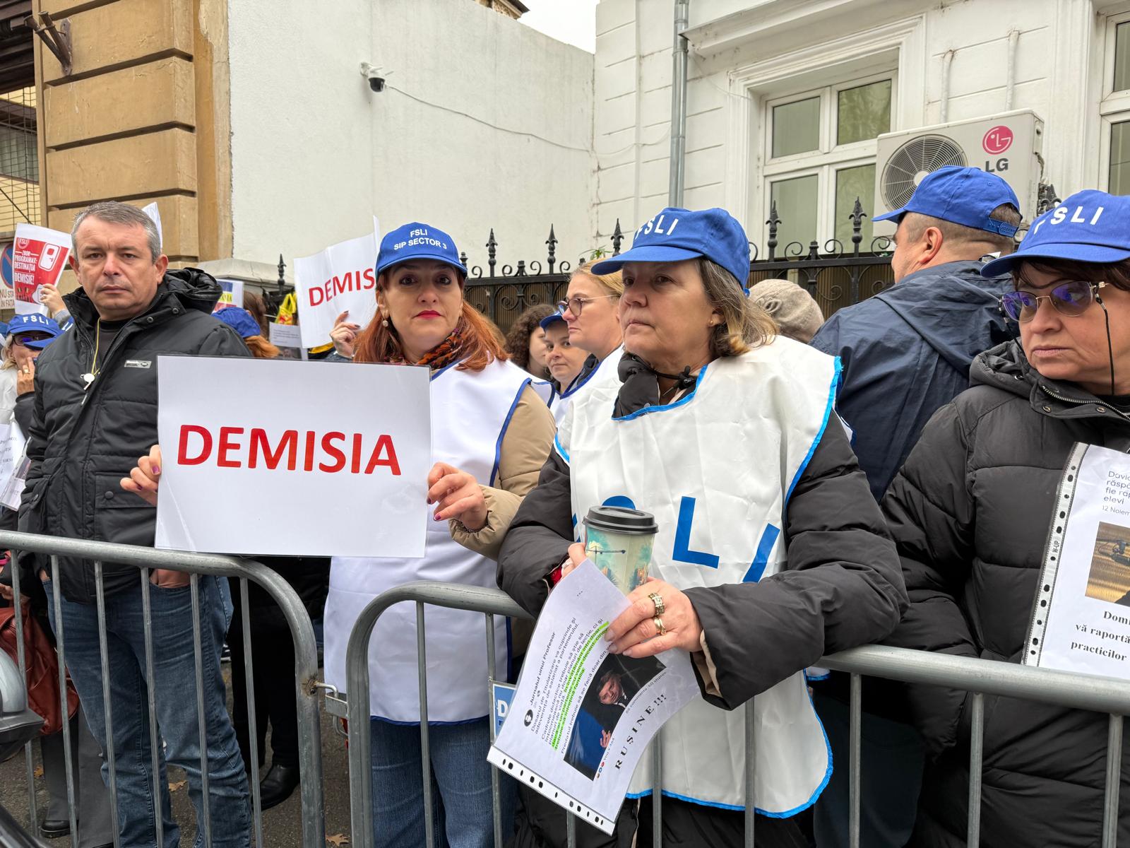 Trei dintre cele mai mari sindicate din învățământul românesc au anunțat pentru începutul lunii februarie o nouă acțiune de protest în fața Guvernului, solicitând revenirea la condițiile anterioare legii care a restructurat sistemul educațional, considerată de liderii sindicali o pașaport către un cadru didactic mai echitabil și de calitate