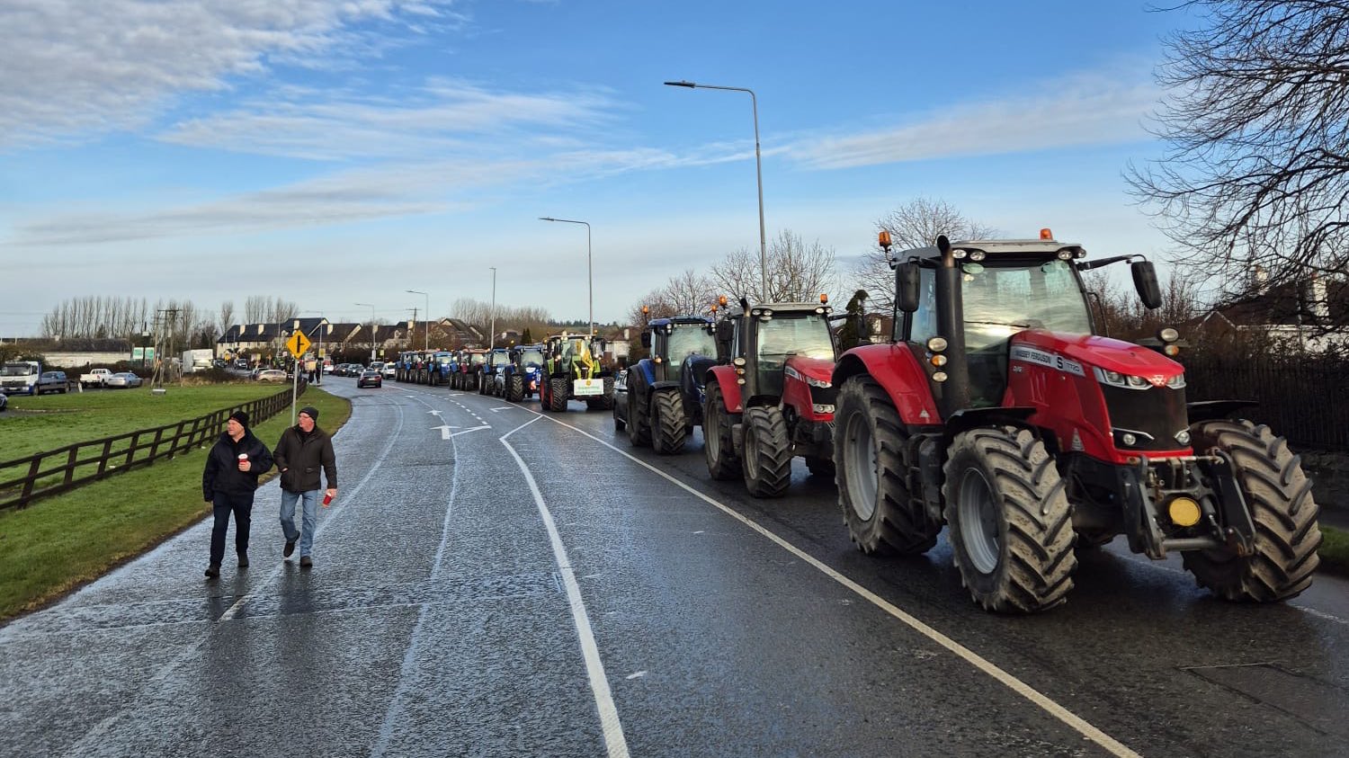Agricultorii irlandezi ies în stradă pentru a protesta împotriva acordului comercial UE-Mercosur, după aprobarea acestuia de către Uniunea Europeană Sâmbătă, mii de agricultori irlandezi au ieșit în stradă în orașul Athlone, în centrul Irlandei, pentru a-și exprima nemulțumirea față de acordul de liber schimb între Uniunea Europeană și Mercosur, care a fost aprobat vineri de către liderii europeni