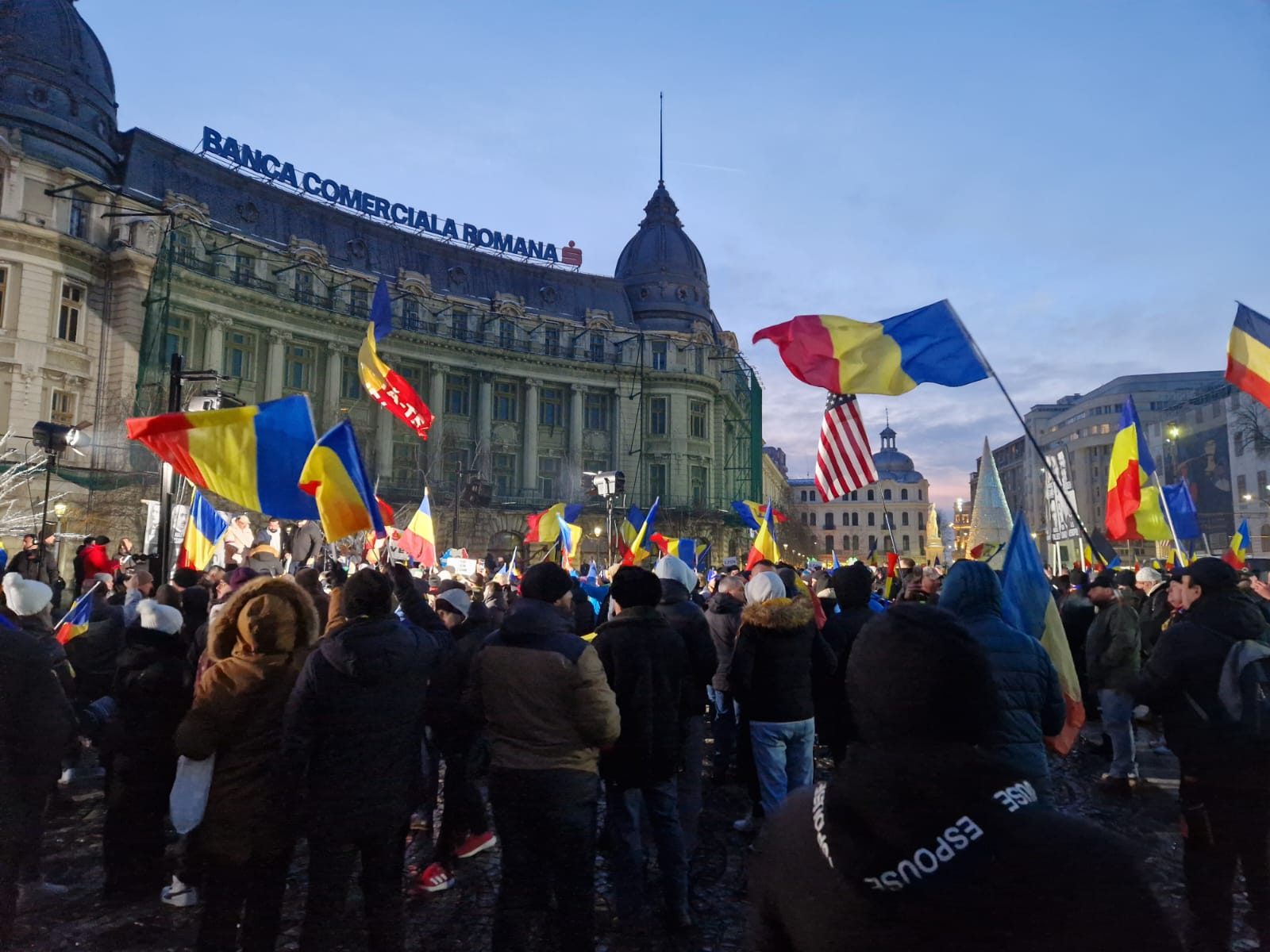 Live: Sute de persoane în Piața Universității, cântând melodii cu mesaje legionare și fluturând steagurile României și SUA