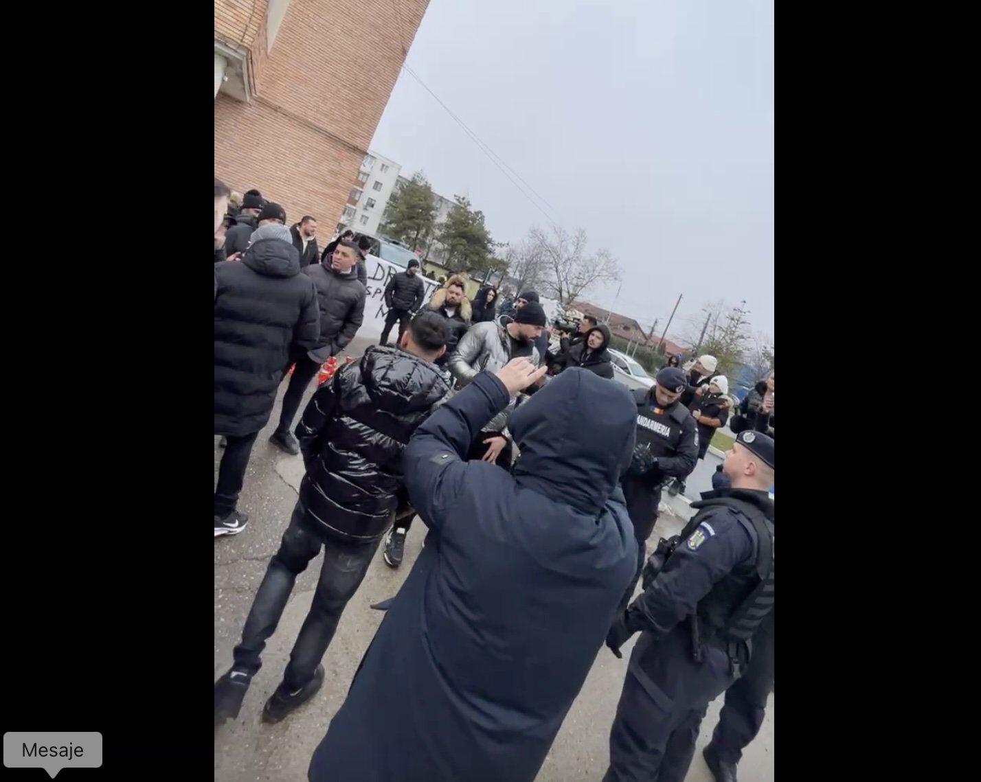 Protest spontan la Spitalul Județean din Buzău după decesul unui pacient tânăr Zi tensionată în curtea Spitalului Județean de Urgență din Buzău, unde mai multe persoane au ieșit să protesteze spontan, într-un gest de nemulțumire față de modul în care a fost gestionată situația pacientului lor