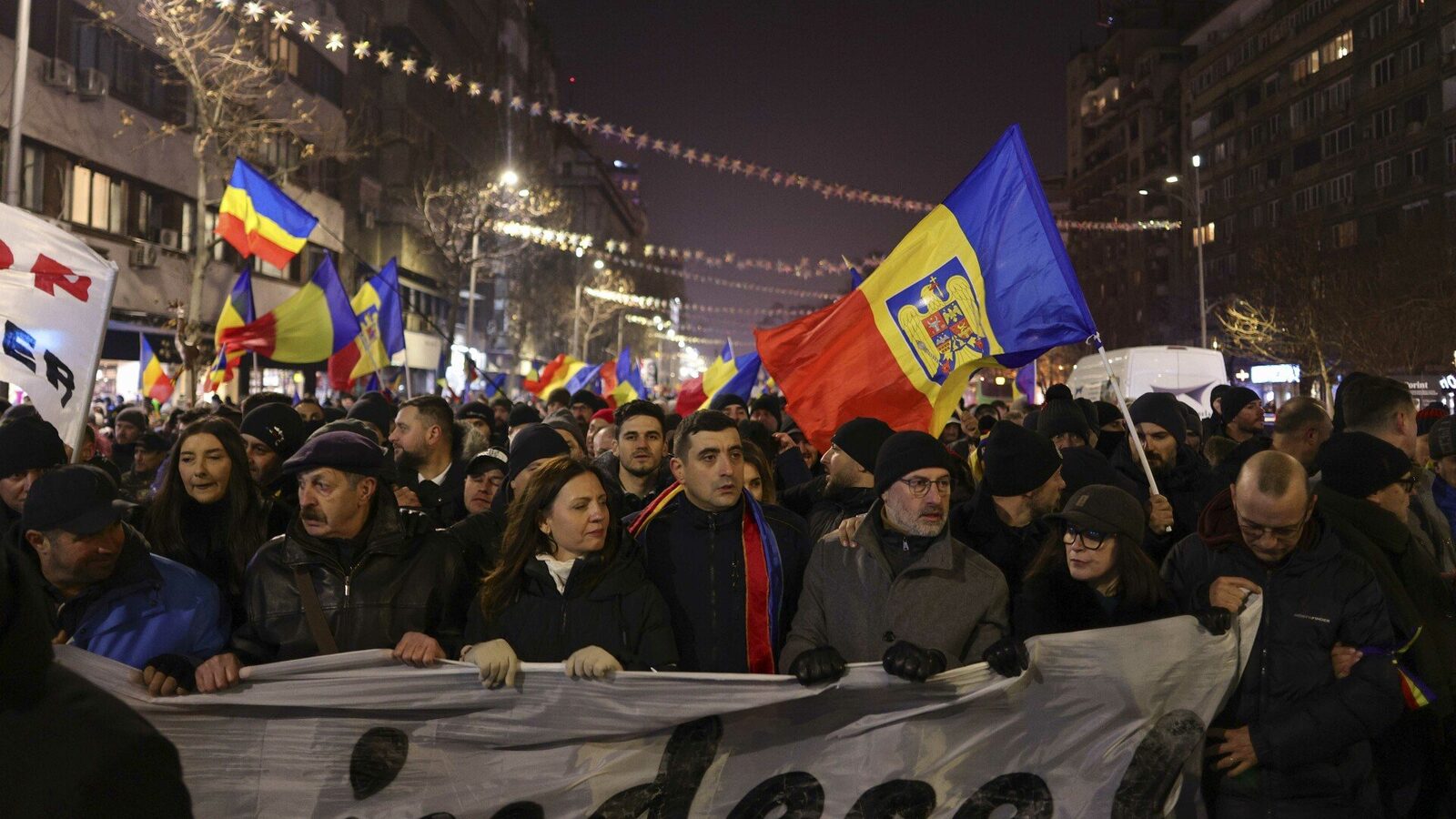 Tensiuni în Piața Victoriei: Opt sancțiuni și incidente cu gaze lacrimogene în urma protestului anti-guvernamental Jandarmeria Capitalei a aplicat, joi seară, opt sancțiuni contravenționale, în valoare totală de 13.100 de lei, după manifestația organizată de Alianța pentru Unirea Românilor (AUR) în Piața Victoriei
