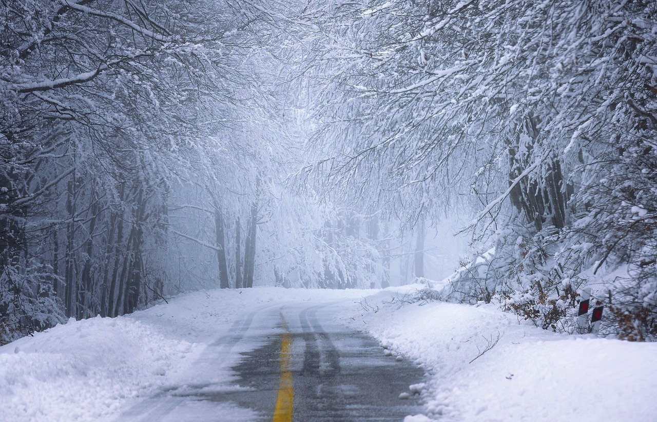 Restricții temporare de trafic pe drumurile din Bulgaria din cauza condițiilor meteo severe Vremea extremă, cu ninsori abundente și viscol, continuă să creeze probleme în regiunea Balkanica, fiind motivul pentru impunerea unor restricții temporare de trafic în Bulgaria