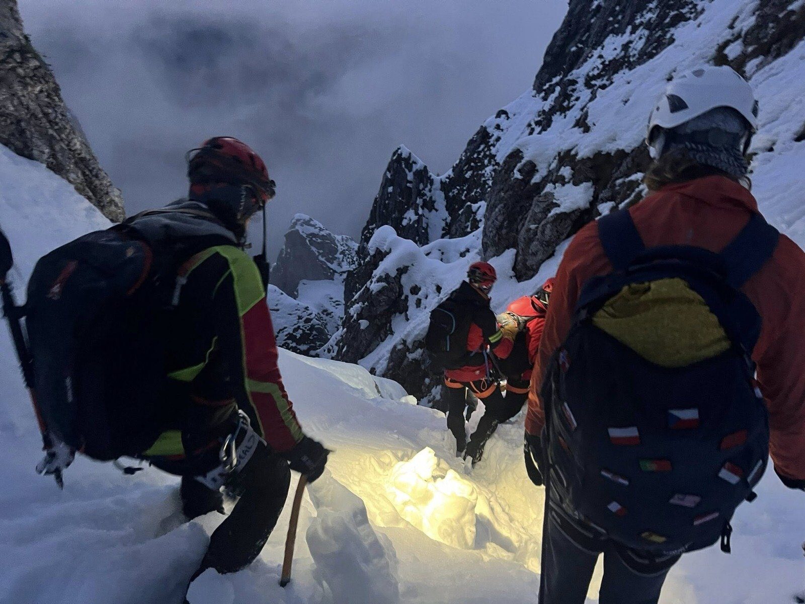 Salvamont a intervenit pentru a salva doi turiști prinși în munți Doi turiști, ambii în jurul vârstei de 40 de ani, au fost salvați de echipele Salvamont în noaptea de duminică spre luni, 8/9 martie, după ce au rămas blocați în zona de sub vârful Piatra Mare