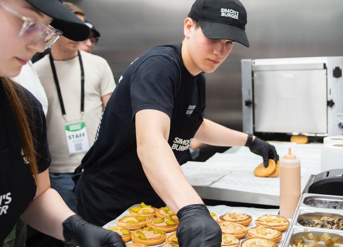 Simon’s Burger pășește oficial în peisajul fast-food-ului din România, deschizând primul său restaurant în Cluj-Napoca