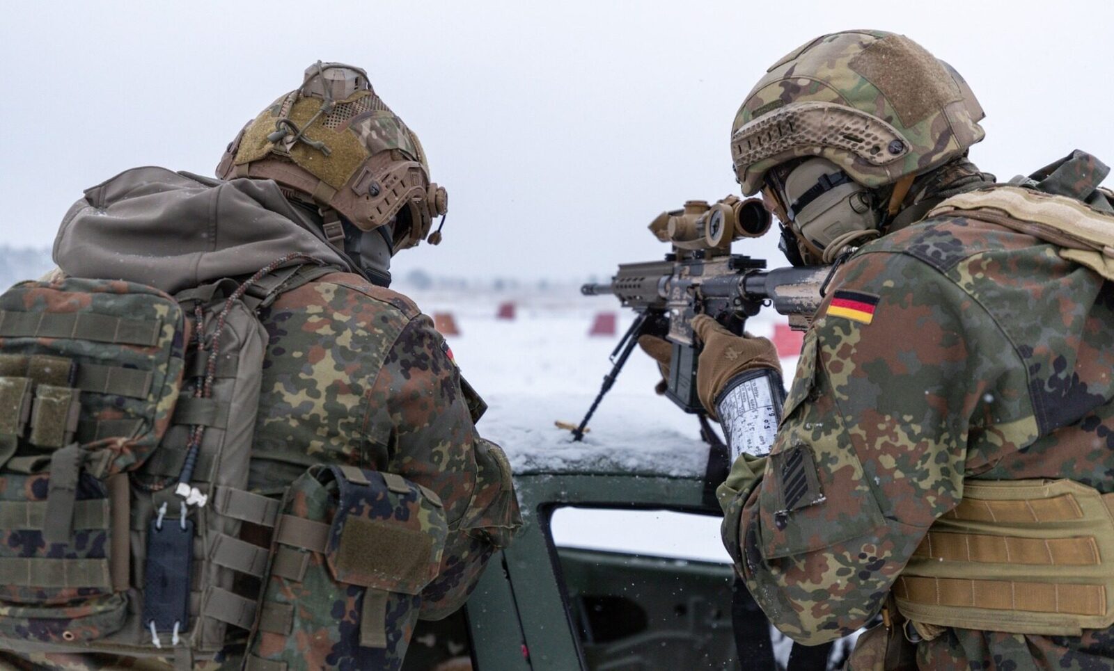 Forțele armate germane lucrează la clarificarea unei prevederi din legea privind serviciul militar, actualizată recent, care obligă bărbații cu vârste între 18 și 46 de ani să obțină aprobarea autorităților militare dacă intenționează să părăsească țara pentru mai mult de trei luni, potrivit MEDIAFAX