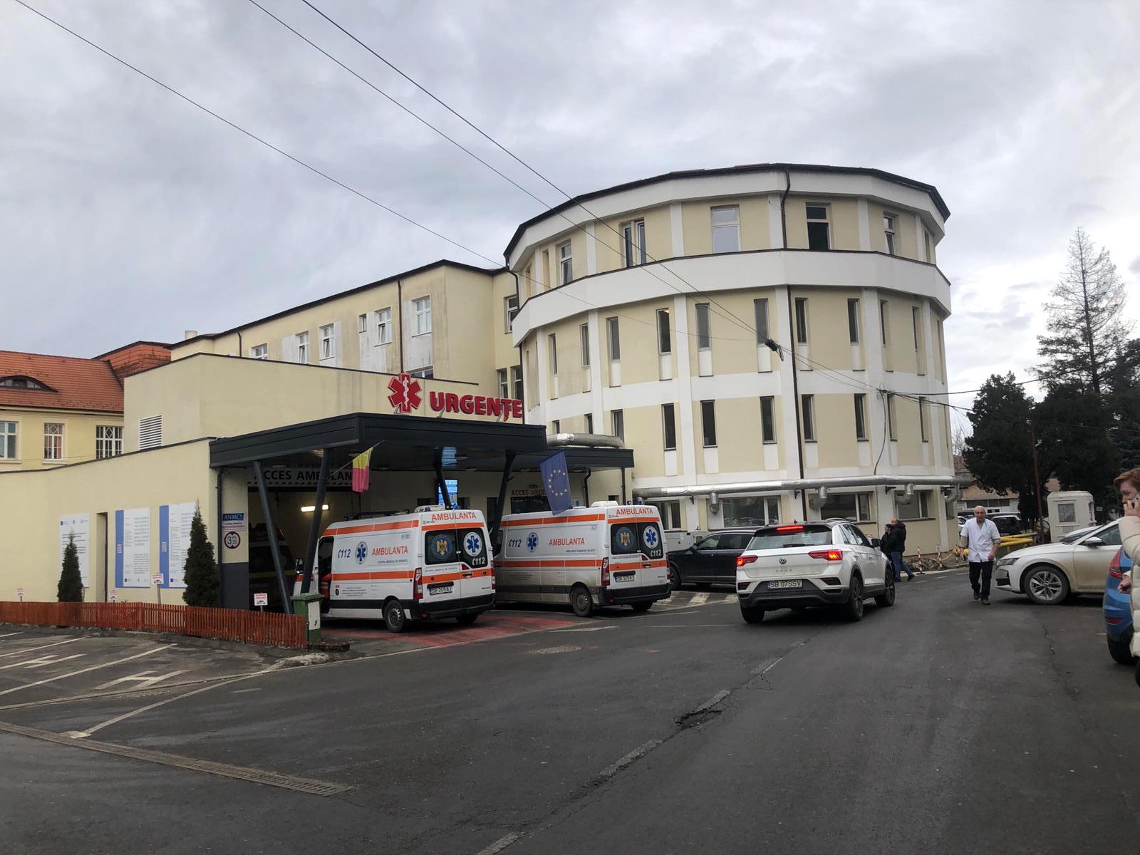 Zile întregi de așteptare la Secția de Ortopedie a Spitalului Județean, pacienții și aparținătorii reclamând disconfort extrem Situație critică la Secția de Ortopedie a Spitalului Județean din Timișoara, unde pacienții și aparținătorii acestora trăiesc momente de mare tensiune, din cauza unei supraaglomerări fără precedent și a timpilor lungi de așteptare pentru intervenții