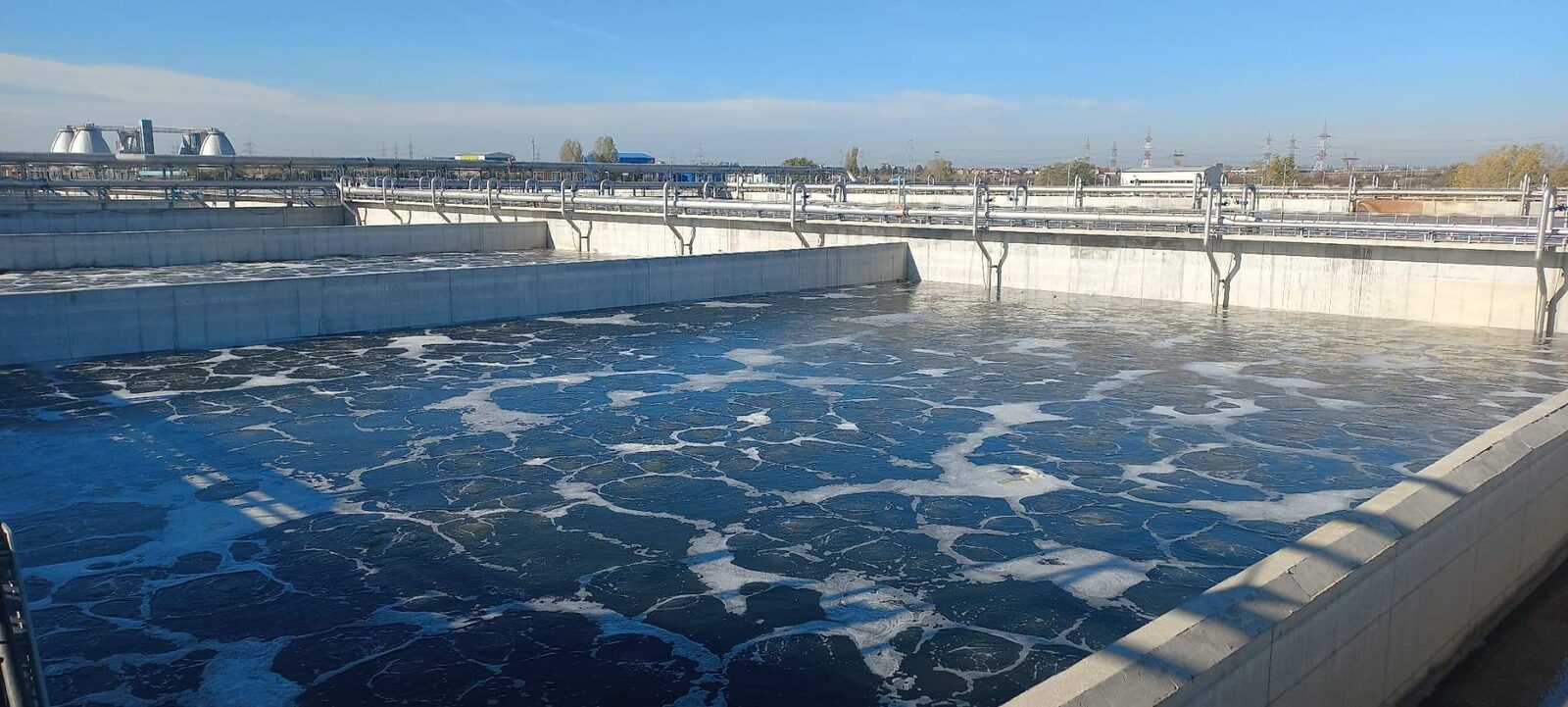 Stația de epurare Glina, modernizată și operațională după opt ani de lucrări Capacitatea de a trata apele uzate din București a fost dusă la un nou nivel odată cu finalizarea, la sfârșitul anului 2025, a celei mai moderne stații de epurare din țară, situată în cartierul Glina