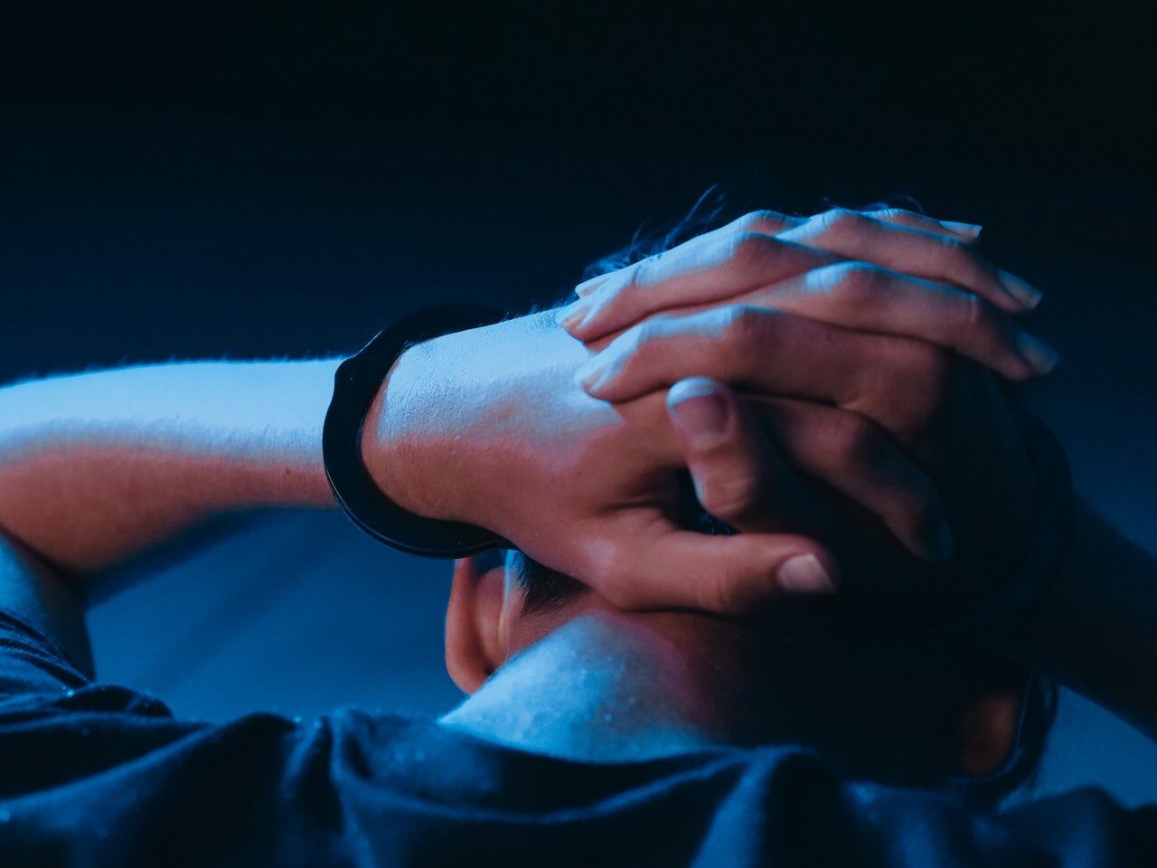 Tânăr de 17 ani reținut după o agresiune brutală asupra fostei iubite într-o localitate din Gorj Un adolescent de 17 ani a fost plasat în mâinile poliției, după ce, în noaptea de sâmbătă spre duminică, a pătruns fără drept în locuința fostei sale iubite și a agresat-o fizic și psihic, amenințând-o cu moartea