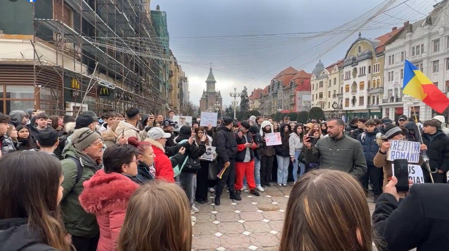 La Timișoara a izbucnit marți după-amiază un protest care a adunat zeci de oameni în centrul orașului, în semn de solidaritate și de revendicare pentru reformarea sistemului de justiție în cazul minorilor