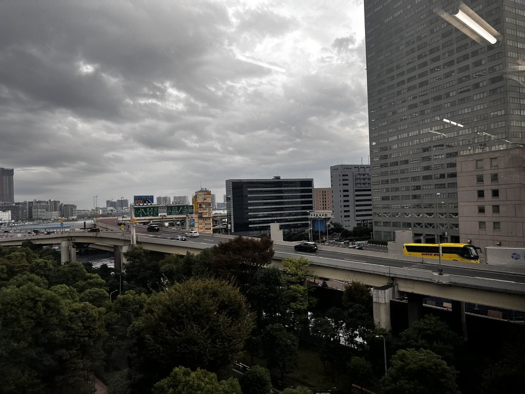 Un accident tragic în Japonia, cauzat de frunze de ceai căzute dintr-un camion, a provocat moartea unei persoane și rănirea a trei altei, într-un eveniment ce evidențiază vulnerabilitatea infrastructurii rutiere în fața unor situații neprevăzute