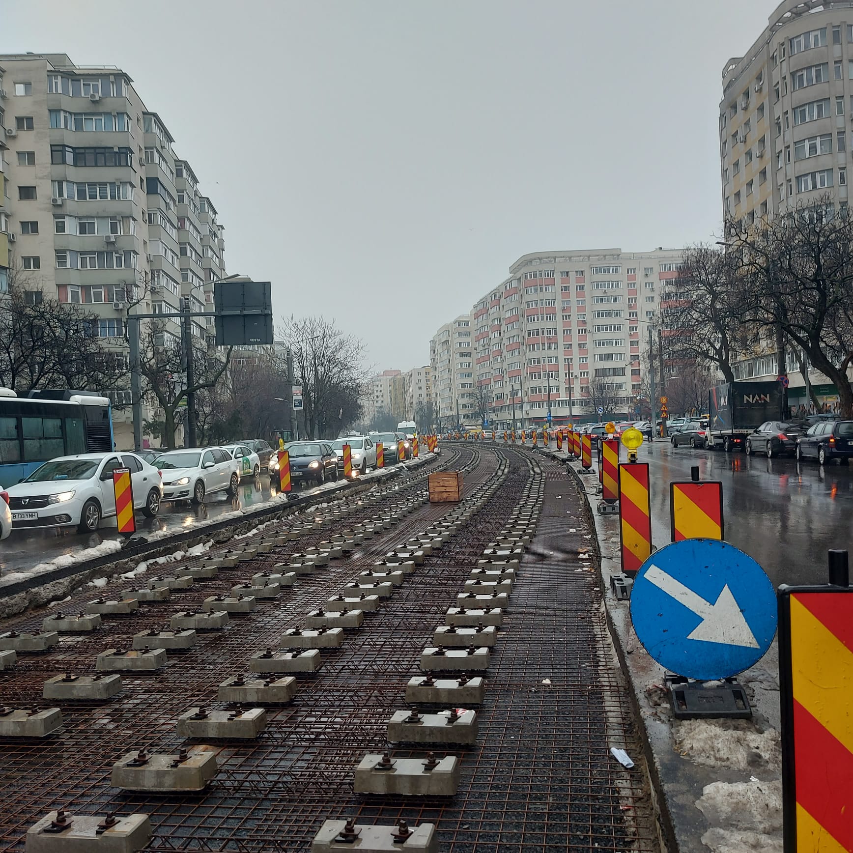 Lucrările de reabilitare a liniei de tramvai de pe bulevardul Chișinău se desfășoară chiar și în condiții meteorologice extreme, muncitorii dovedind o determinare remarcabilă pentru finalizarea proiectului de modernizare