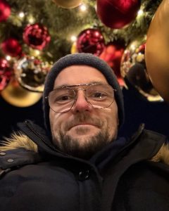 Judecătoria Oradea a înregistrat la începutul acestei săptămâni un dosar penal ce îl vizează pe Emil Trifa, personalitate cunoscută în mediul public al orașului pentru activitatea sa de jurnalist și, mai recent, pentru angajamentul său în domeniul marketingului