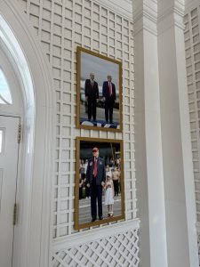 Casa Albă a afișat simbolic o fotografie controversată, dar cu încărcătură politică puternică Într-un gest neașteptat, interiorul Casei Albe a devenit scena unui eveniment mai puțin obișnuit: pe unul dintre pereți a fost agățată o fotografie înfățișându-i pe președintele american Donald Trump și pe liderul rus Vladimir Putin, surprinși în timpul summitului lor de la Alaska