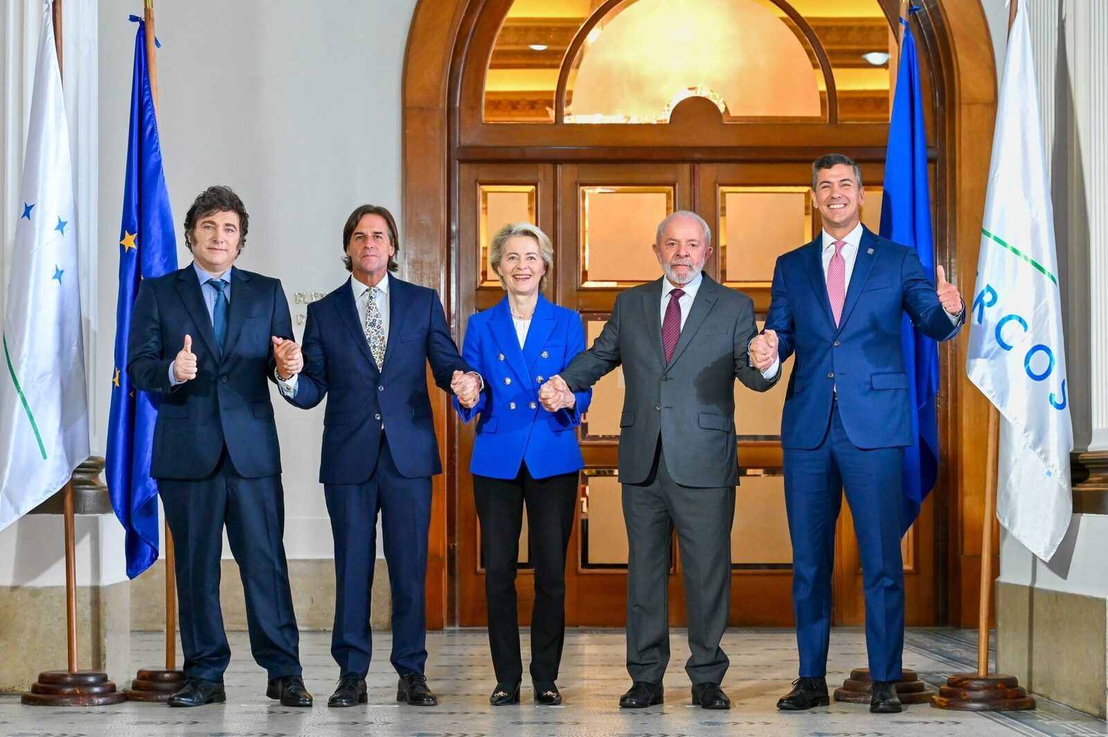 Uniunea Europeană și Mercosur pe cale să semneze cel mai mare acord comercial din lume, după decenii de negoțieri Pe 17 ianuarie, Uniunea Europeană și blocul sud-american Mercosur vor încheia un proces de negocieri îndelungate și complekse, urmând să semneze un acord comercial care promite să devină cel mai extins și ambițios de acest gen din lume