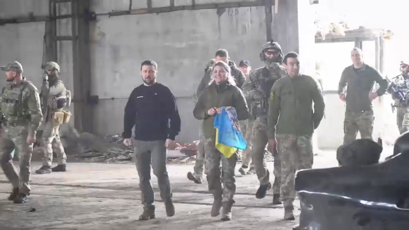 Rezistența ucrainenilor față de retragerea din regiunea Donețk refuză orice compromis în contextul războiului Majoritatea populației ucrainene își menține ferm poziția de a nu accepta retragerea trupelor naționale din regiunea Donețk, o zonă strategică situată în estul țării, care încă se află sub controlul forțelor de la Kiev, în ciuda presiunilor internaționale pentru retragere și a promisiunilor de garanții de securitate din partea Europei și a Statelor Unite