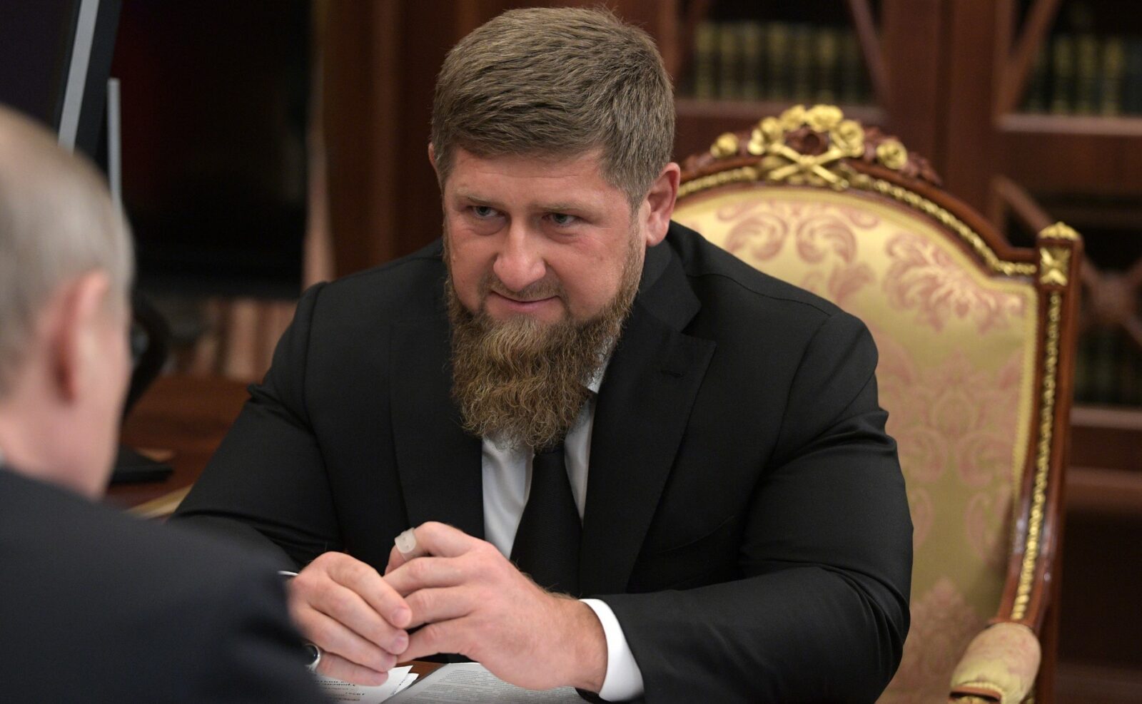 Stare critică a liderului cecen Ramzan Kadîrov, suspectat de probleme de sănătate grave Liderul Ceceniei, Ramzan Kadîrov, considerat unul dintre cei mai influenți și controversați politicieni din Caucaz, se află în stare critică, fiind supus tratamentului de dializă din cauza unei posibile insuficiențe renale