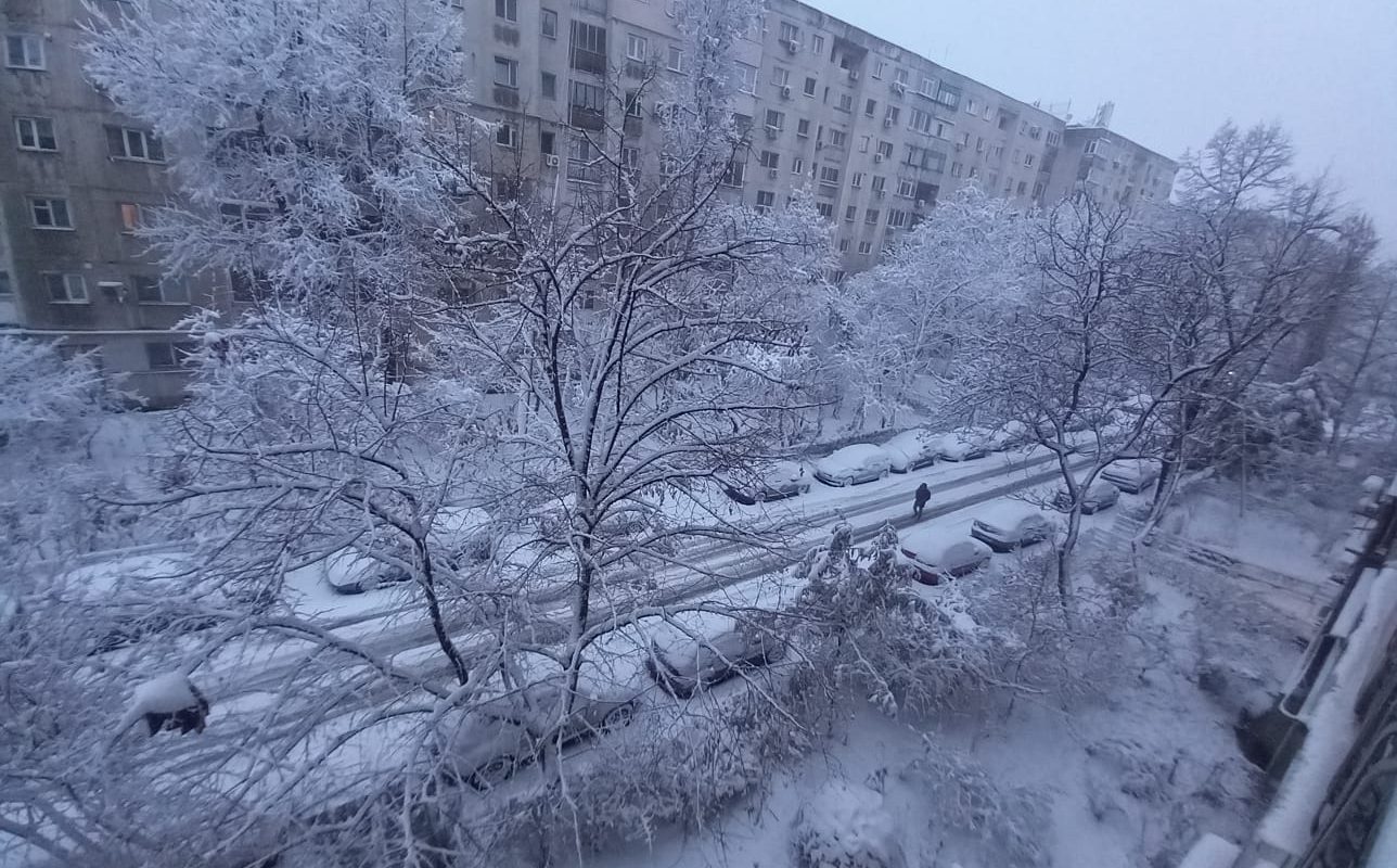 Bucureștiul se confruntă, din nou, cu un val de ger extrem, în timp ce ninsorile dau orașului un aspect de poveste albă, dar totodată creează dificultăți serioase în trafic și pentru locuitori