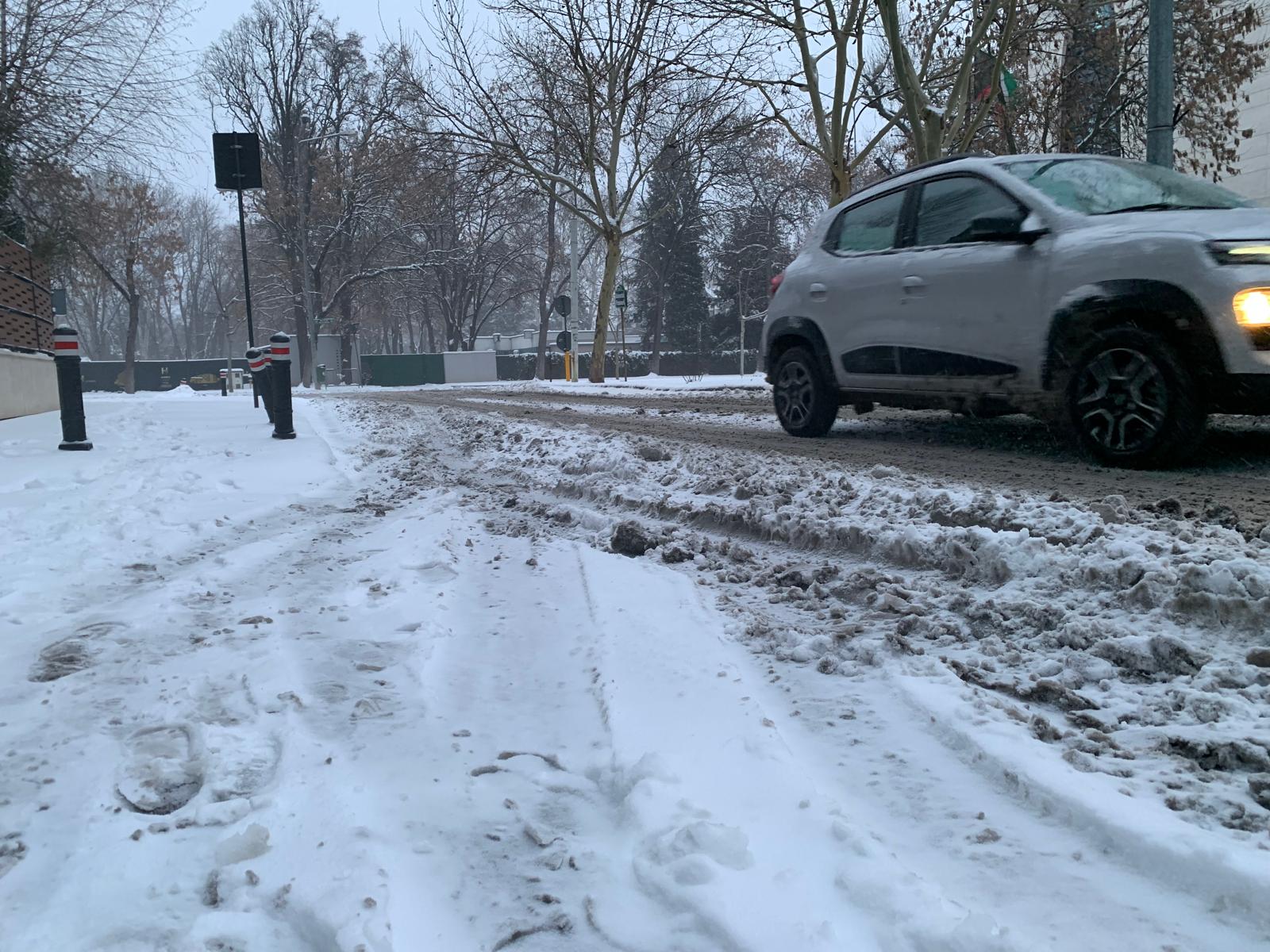 Bucureștiul face față ninsorilor cu o mobilizare record: sute de muncitori și utilaje pentru curățarea străzilor Primăvara pare departe, însă iarna capricioasă a revenit în Capitală, aducând viscol și strat gros de zăpadă
