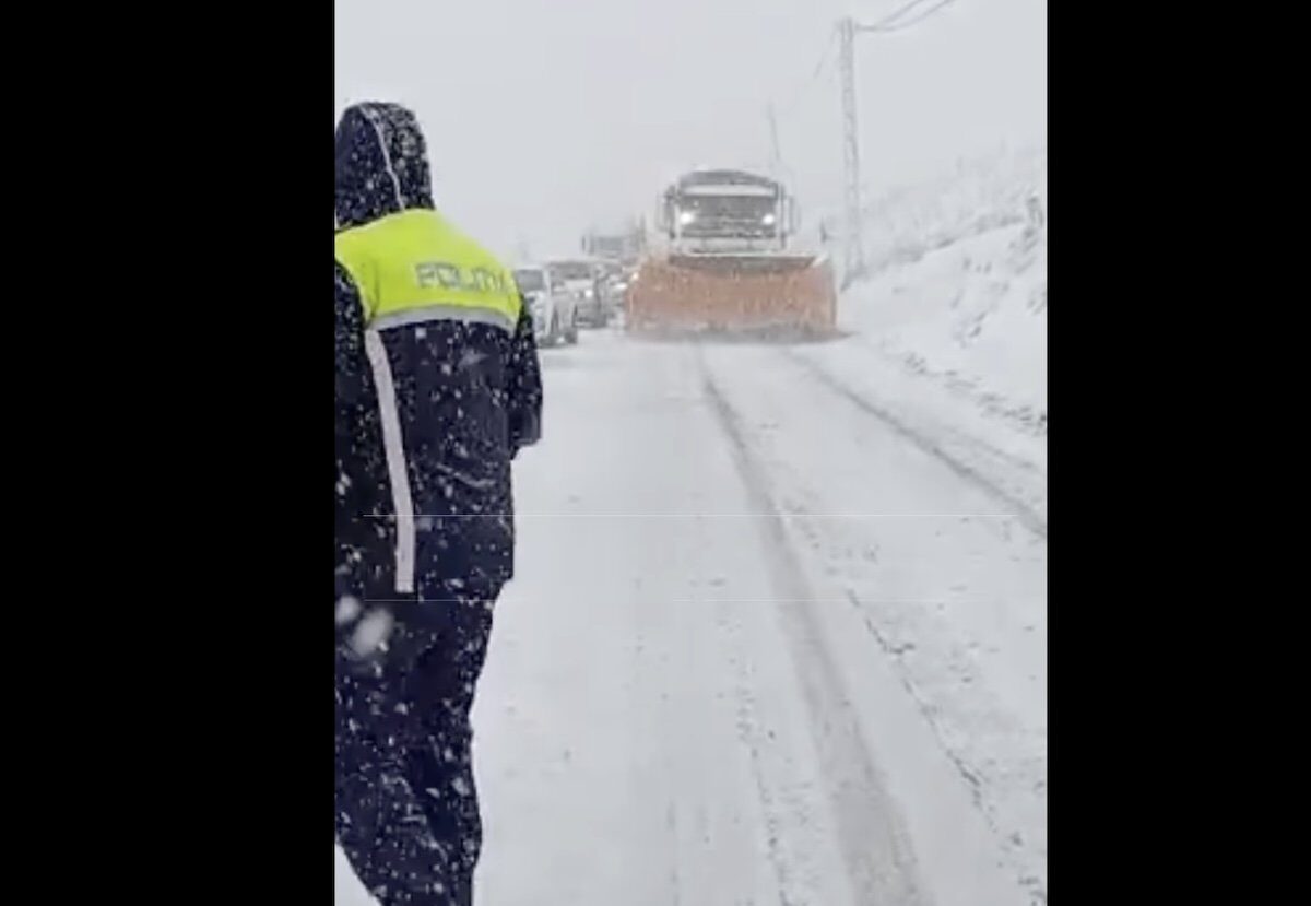 Circulația pe drumurile din 19 județe din România se desfășoară luni dimineața în condiții de iarnă, carosabilul fiind parțial acoperit cu zăpadă, fapt care ridică semne de întrebare pentru siguranța șoferilor și situația traficului rutier