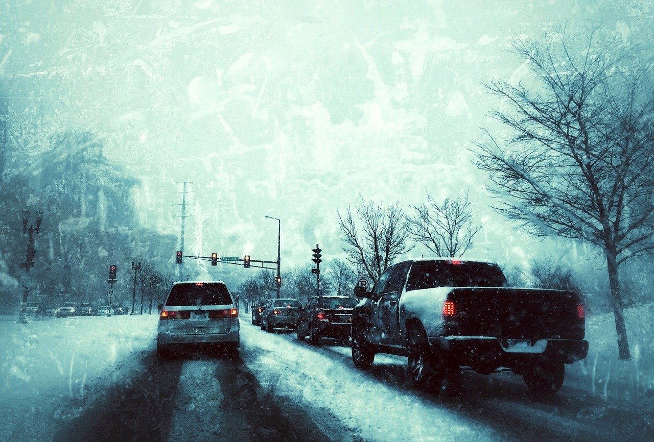 Autoritățile meteo avertizează: trafic și circulație afectate de ceață deasă, polei și vizibilitate extrem de redusă Vineri dimineața, serviciul meteorologic național a emis mai multe avertizări de cod galben, indicând condiții meteorologice periculoase în capitală și mai multe regiuni ale țării