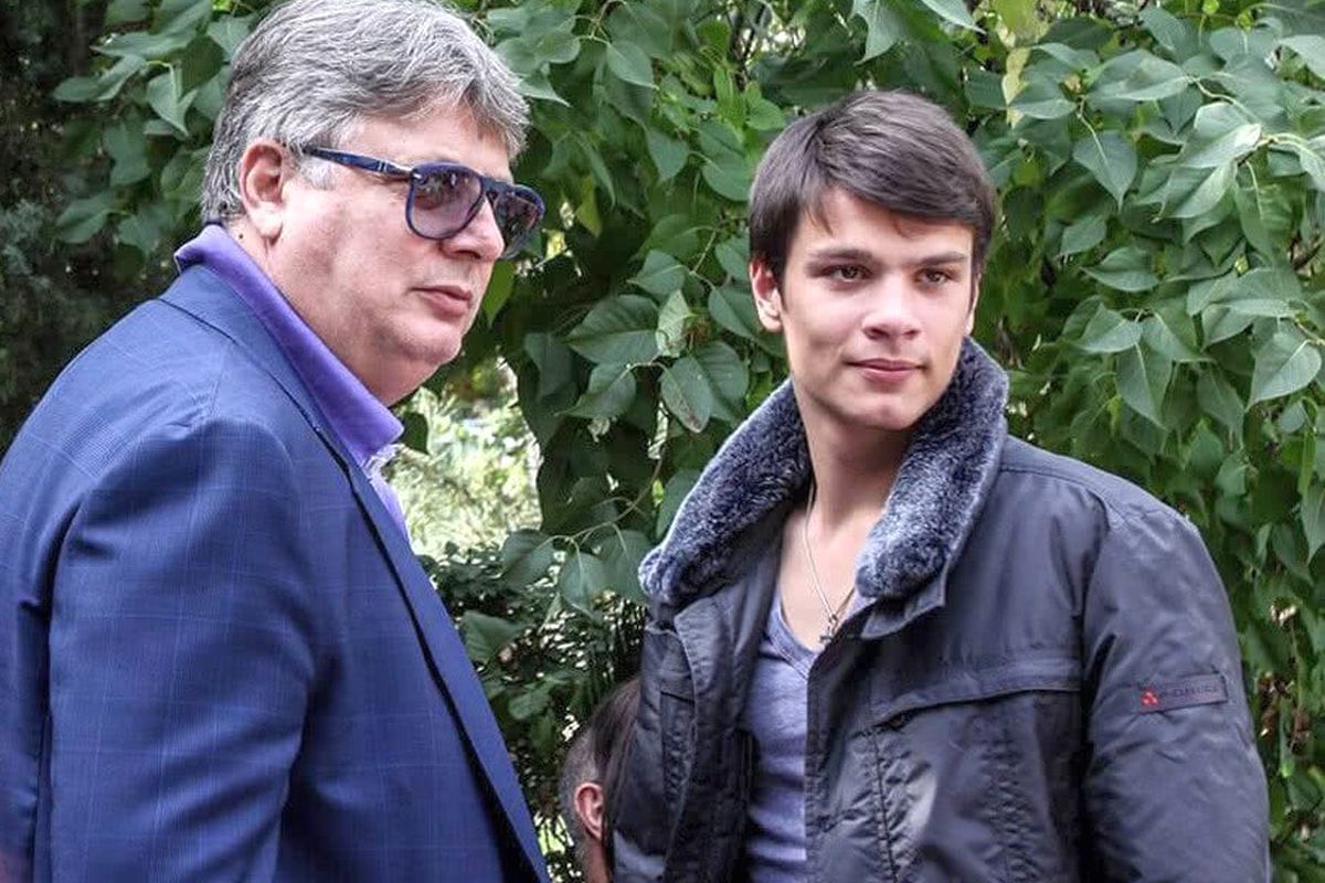 „Am pus 50 de bodyguarzi să-l bată! La 13 ani mă ducea la lăutari și șprițuri”