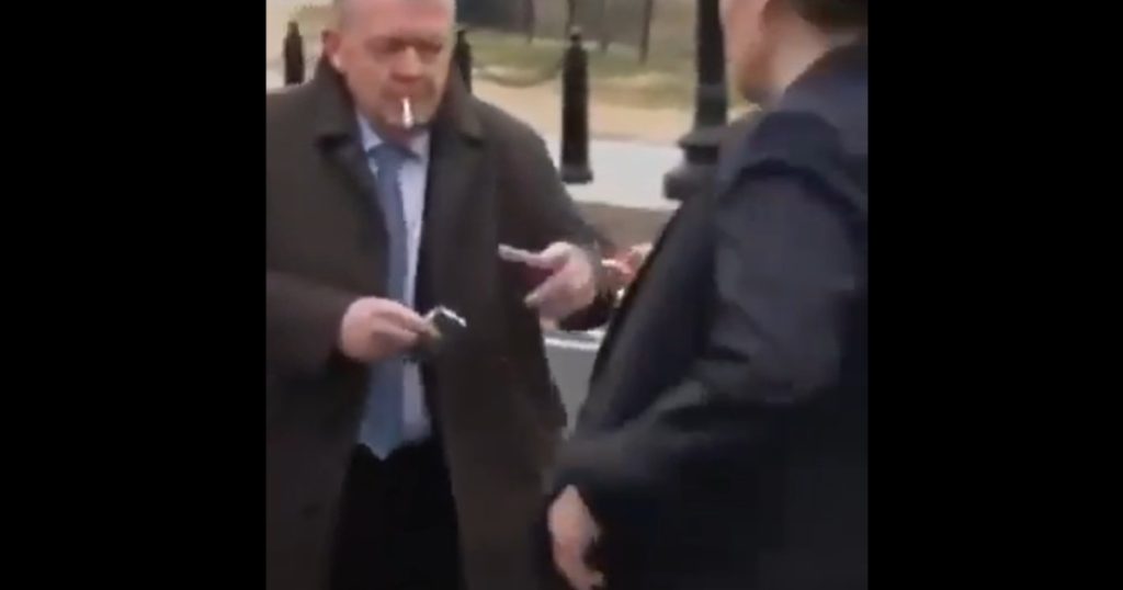 Imagini virale cu șefii diplomațiilor din Danemarca și Groenlanda care fumează „nervos” după discuțiile de la Casa Albă