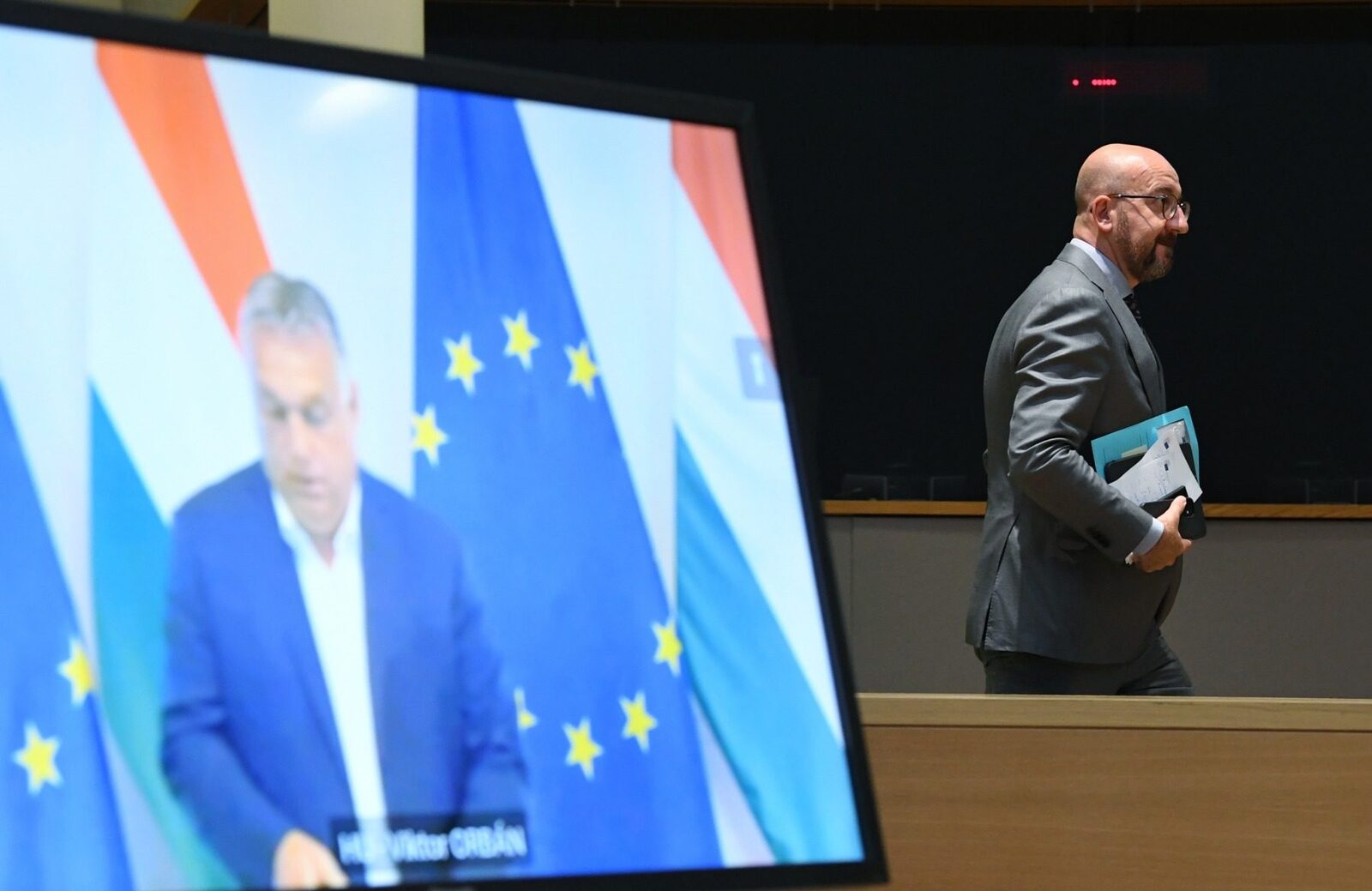 Comisia Europeană vrea interzicerea permanentă a importurilor de petrol din Rusia; Ungaria s-ar putea abține.