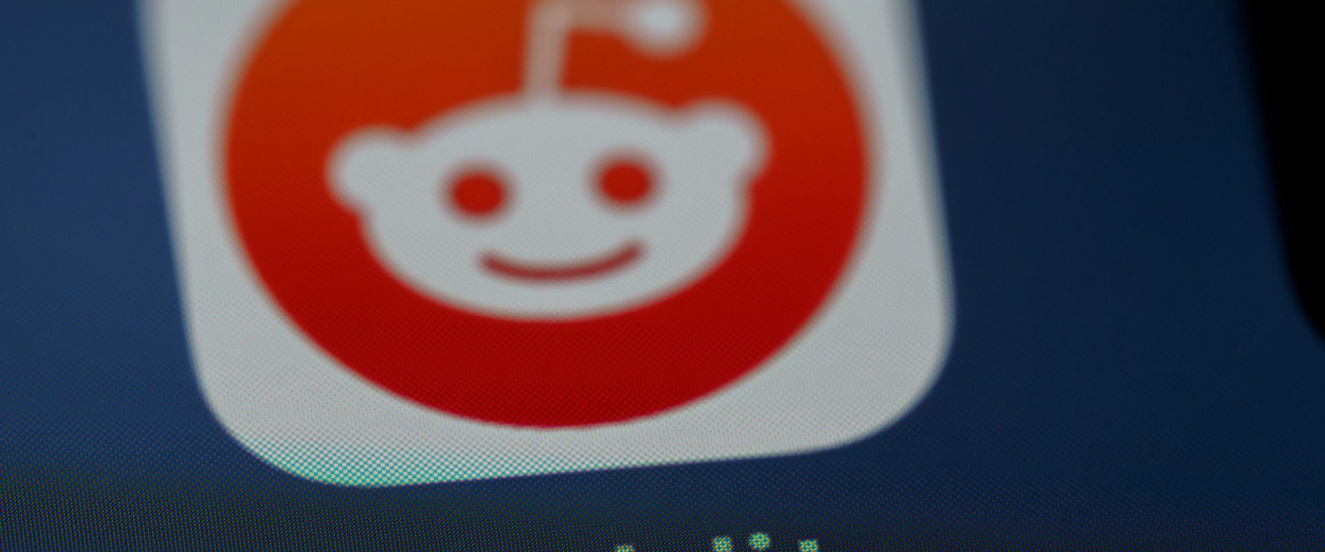 Reddit, una dintre cele mai populare platforme globale de discuții și partajare de conținut, a fost amendată cu o sumă record de peste 14 milioane de lire sterline de către Autoritatea de Supraveghere a Informațiilor din Regatul Unit