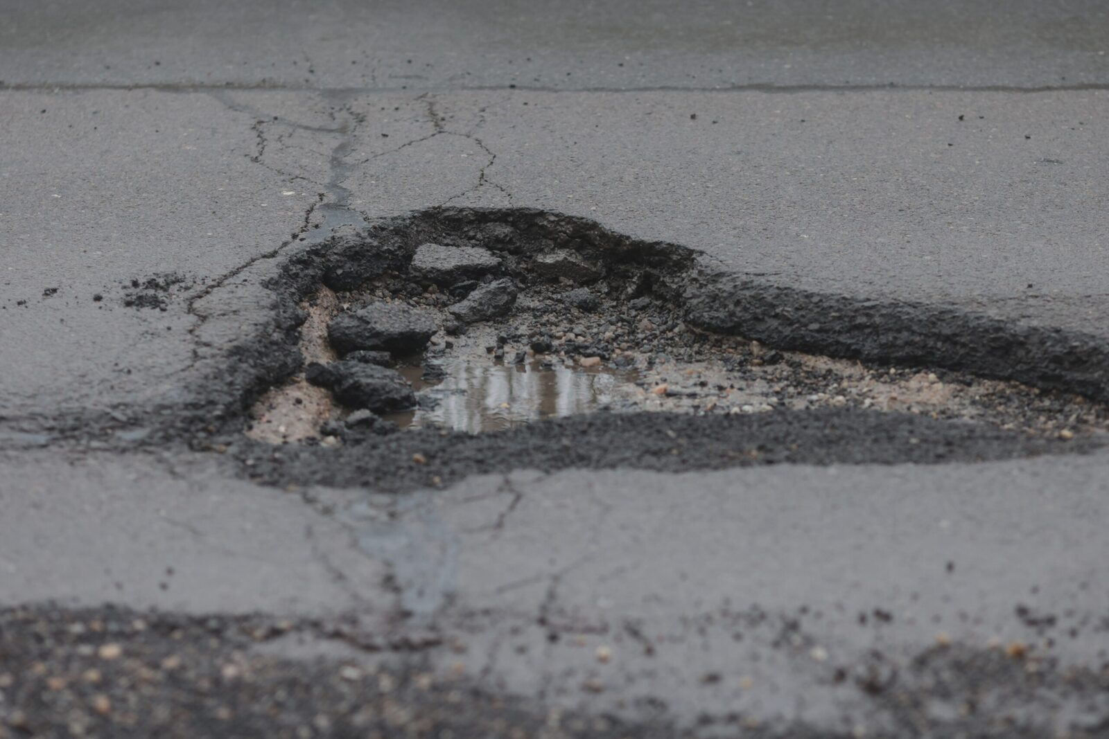 Reparațiile rutiere din București, un paradox al iernii fără precedent După ninsorile abundente din primele zile ale lunii februarie, infrastructura rutieră din capitală a devenit o adevărată capcană pentru șoferi și pietoni deopotrivă